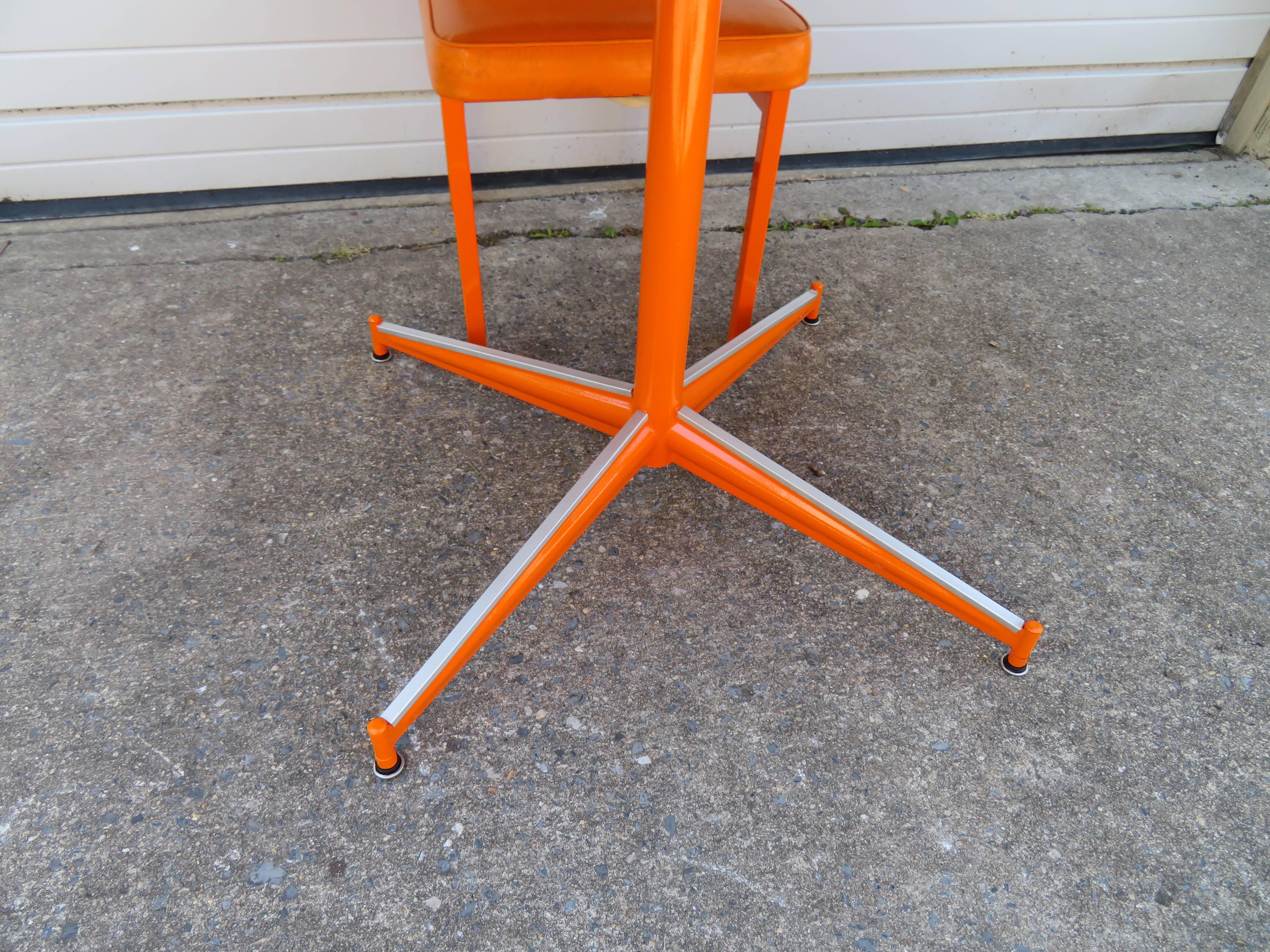 Peint Table de salle à manger en tranches orange amusante des années 1960 Quatre chaises de style Probber Style Mid-Century Modern en vente