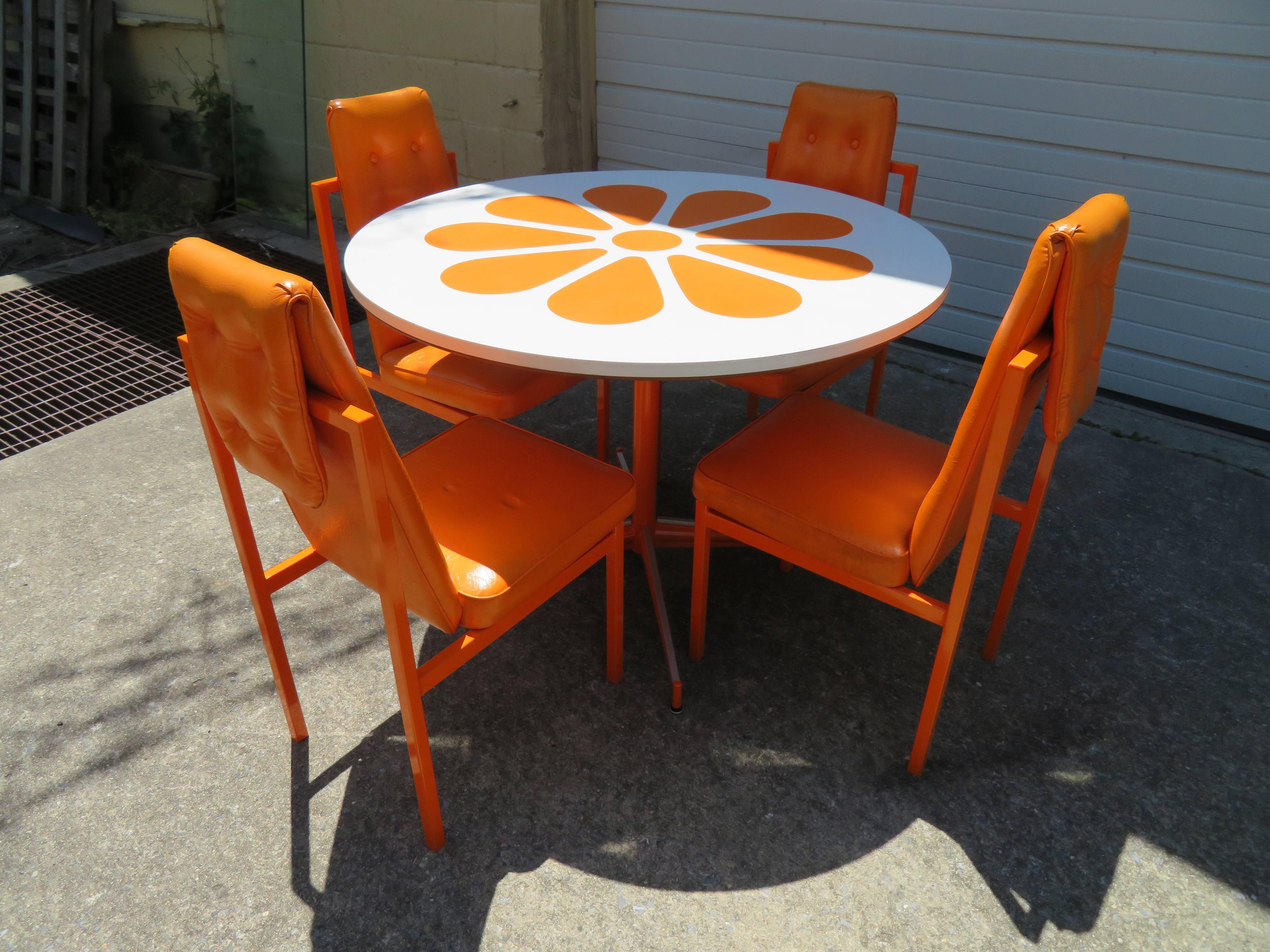Métal Table de salle à manger en tranches orange amusante des années 1960 Quatre chaises de style Probber Style Mid-Century Modern en vente