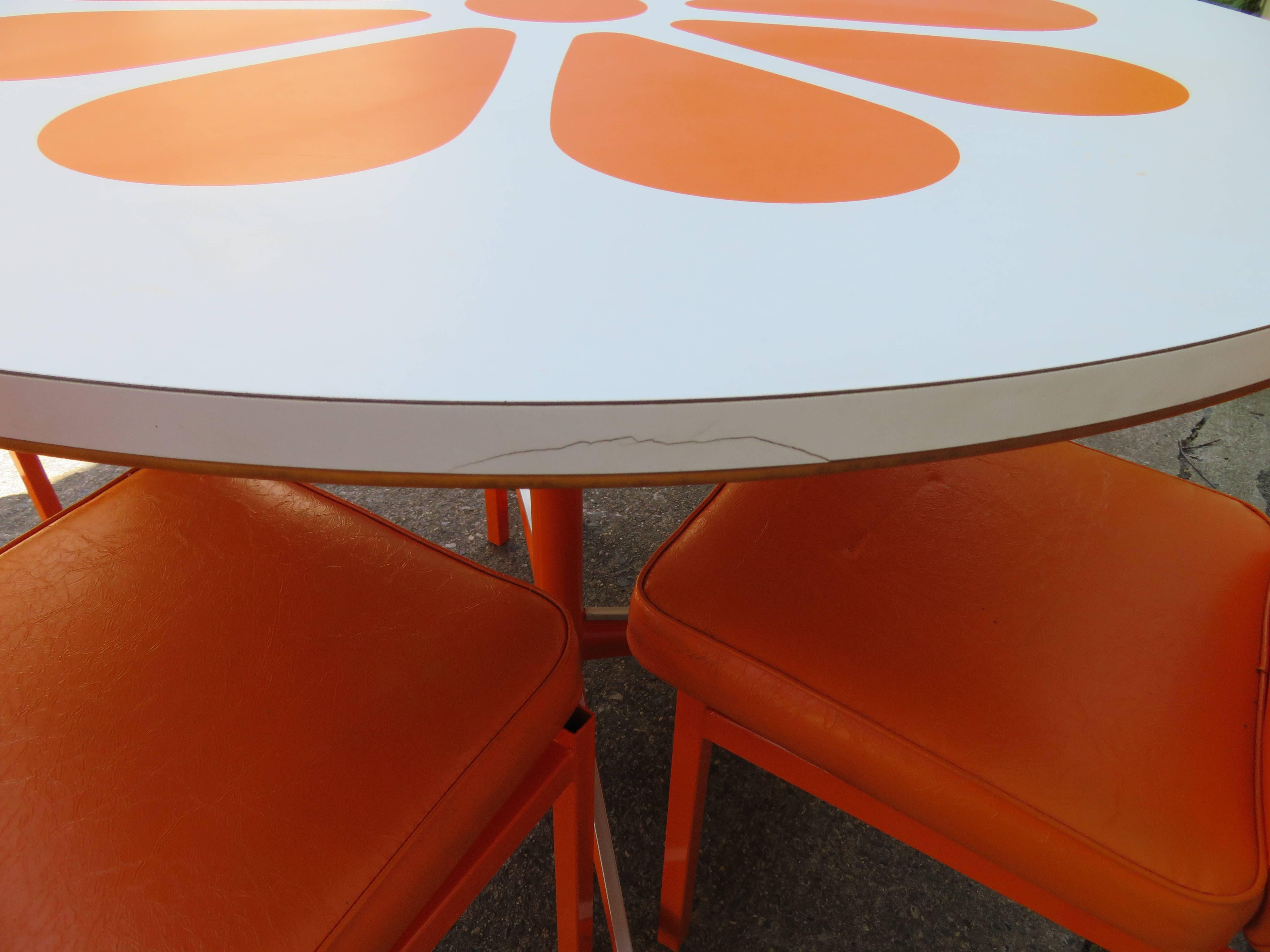 Table de salle à manger en tranches orange amusante des années 1960 Quatre chaises de style Probber Style Mid-Century Modern en vente 2