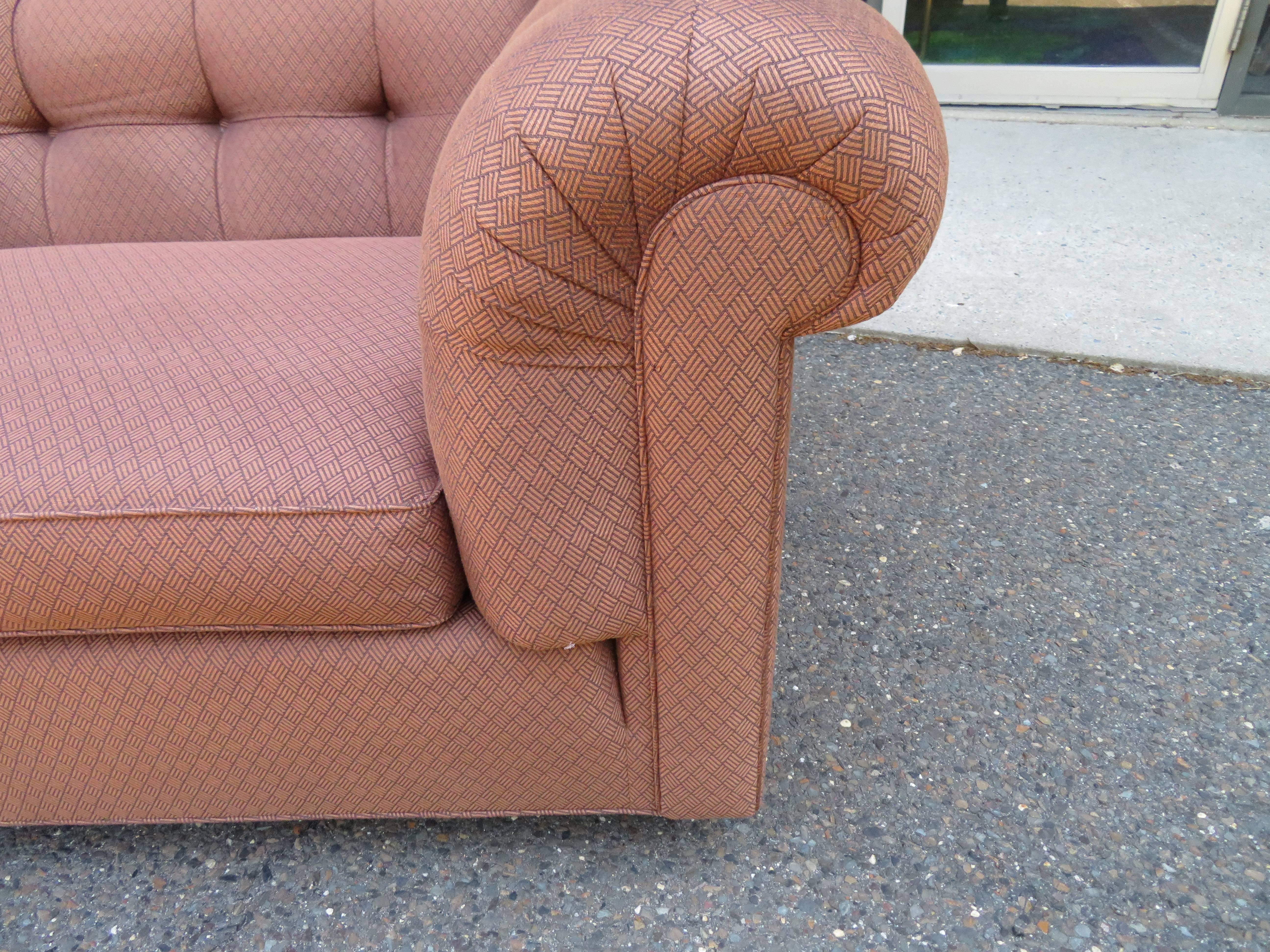 Fin du 20e siècle Magnifique canapé d'appoint Chesterfield touffeté de style The Moderns Modernity Dunbar en vente
