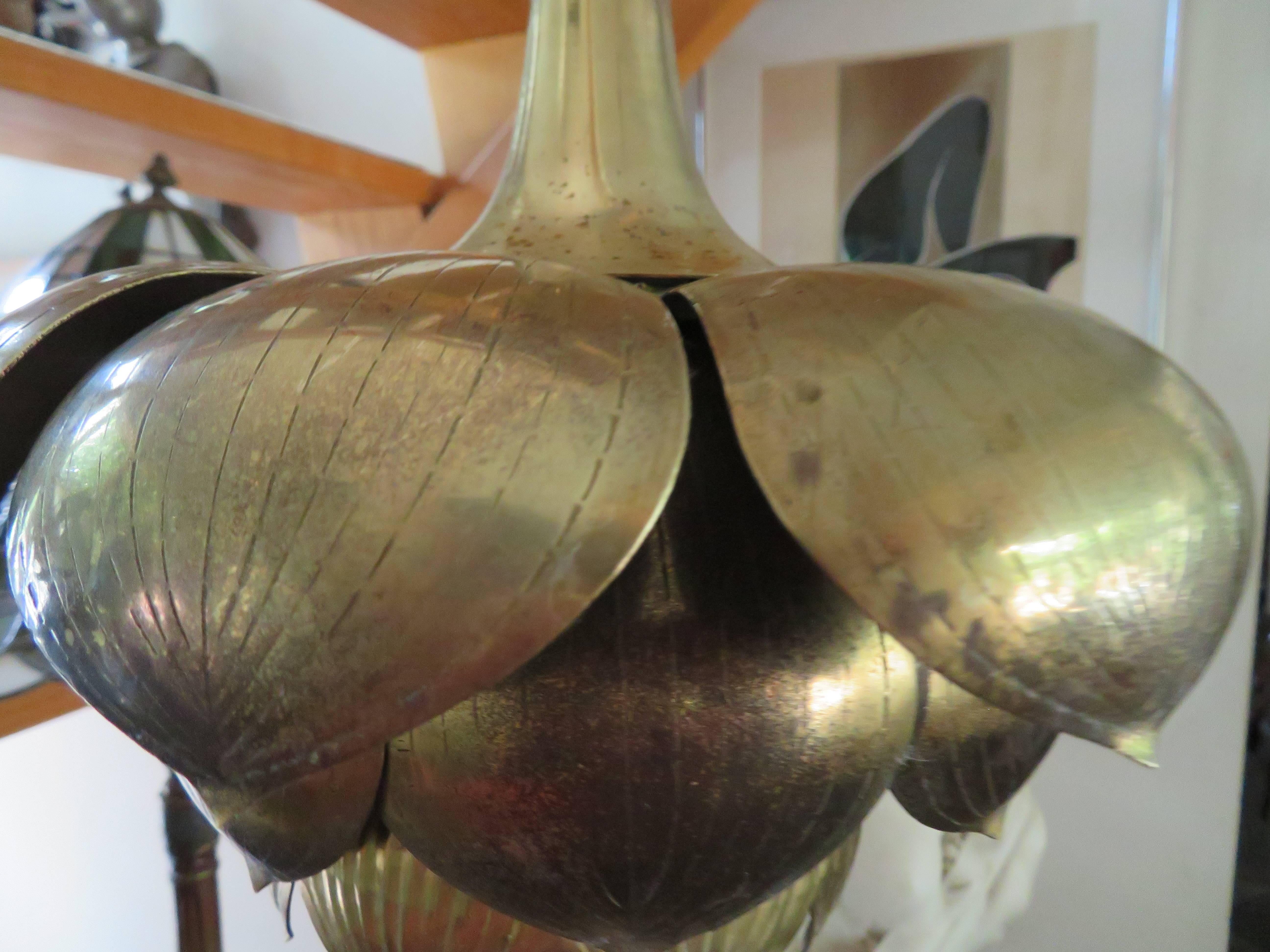 Atemberaubende Feldman Lotus-Pendelleuchte aus geätztem Messing, Mid-Century Modern im Zustand „Gut“ in Pemberton, NJ