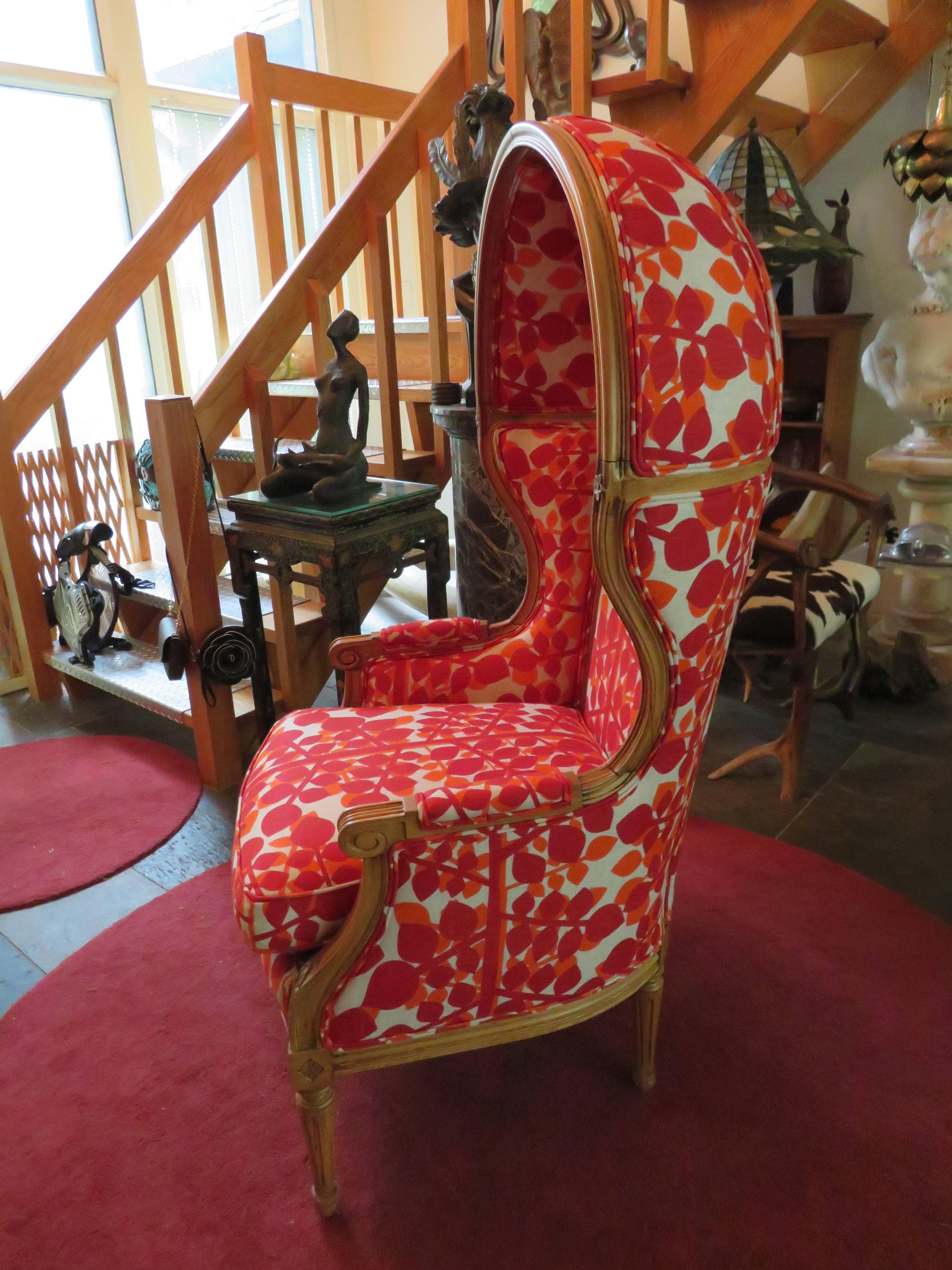 Magnifique chaise à baldaquin vintage sculptée française retapissée avec du lin vintage.  Nous avons fait des folies au niveau du revêtement lorsque nous avons décidé de donner à cette chaise classique une nouvelle tournure avec un lin vintage à