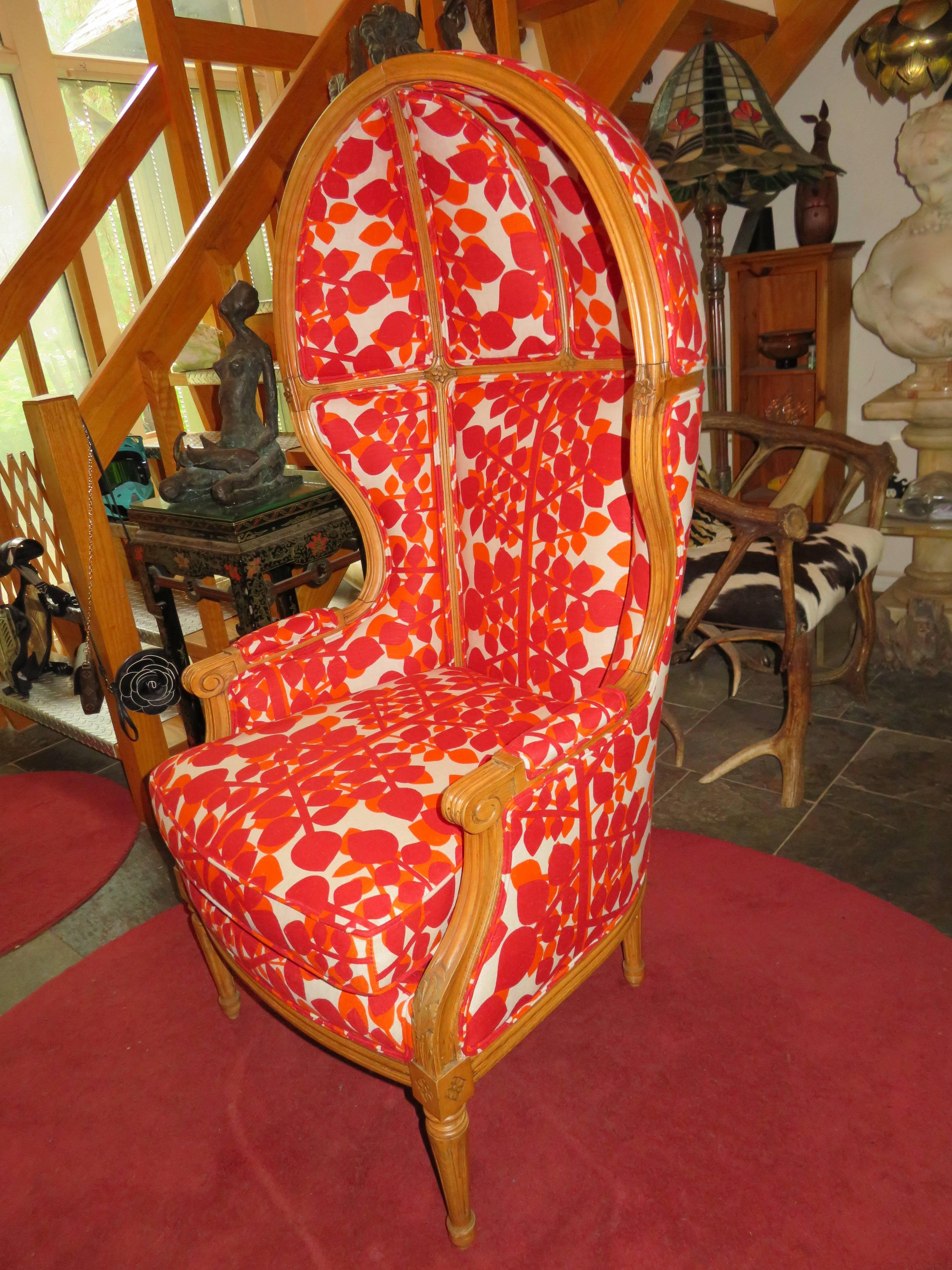 Chaise à capuche de baldaquin française moderne du milieu du siècle dernier en vente 2
