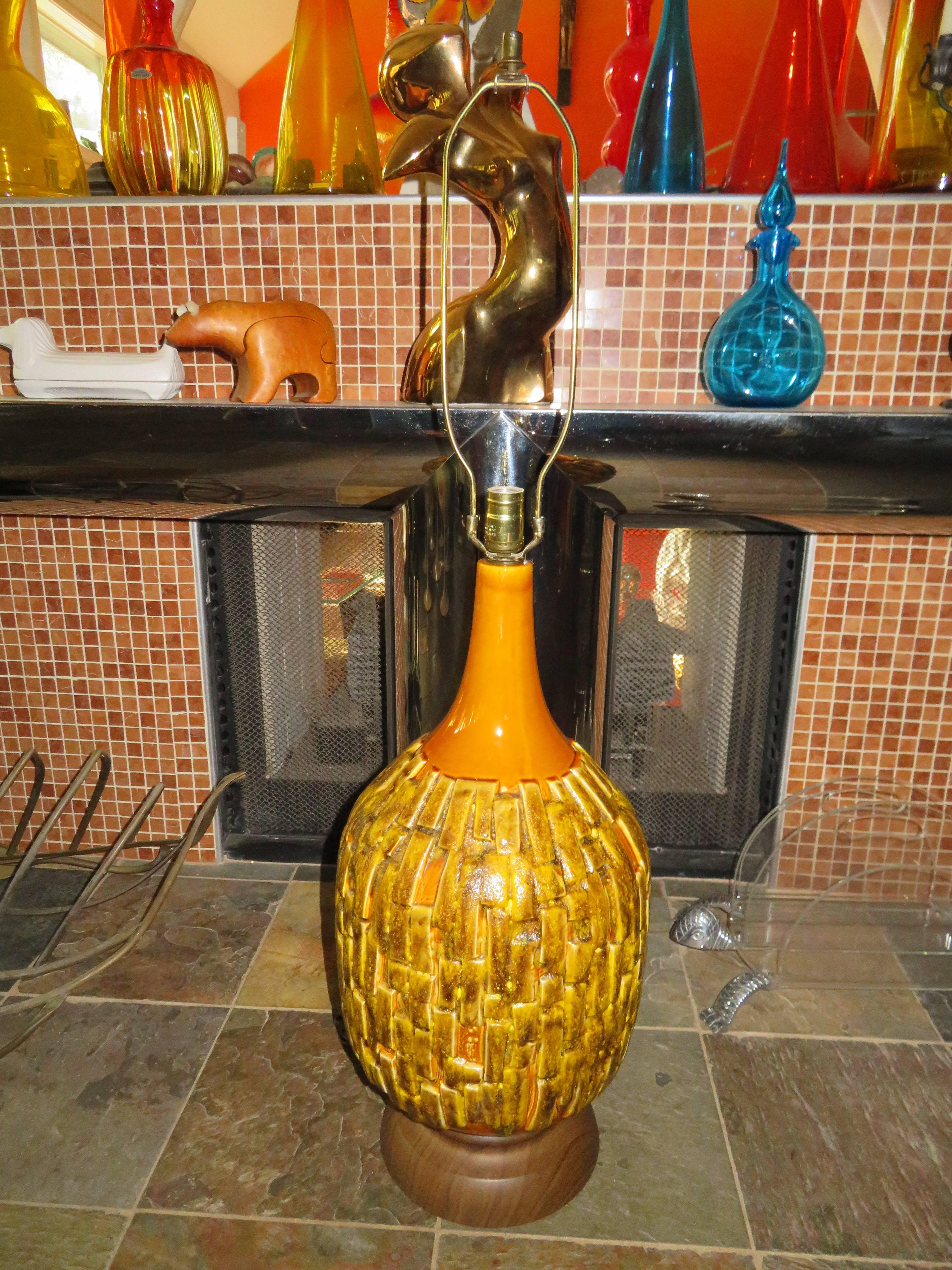Fabuleuse lampe Brutalist à grande échelle texturée avec une merveilleuse glaçure dorée. Cette lampe a des tonnes de couches texturées et épaisses avec une superbe couleur orange dorée et des touches de chocolat partout. Nous adorons la grande
