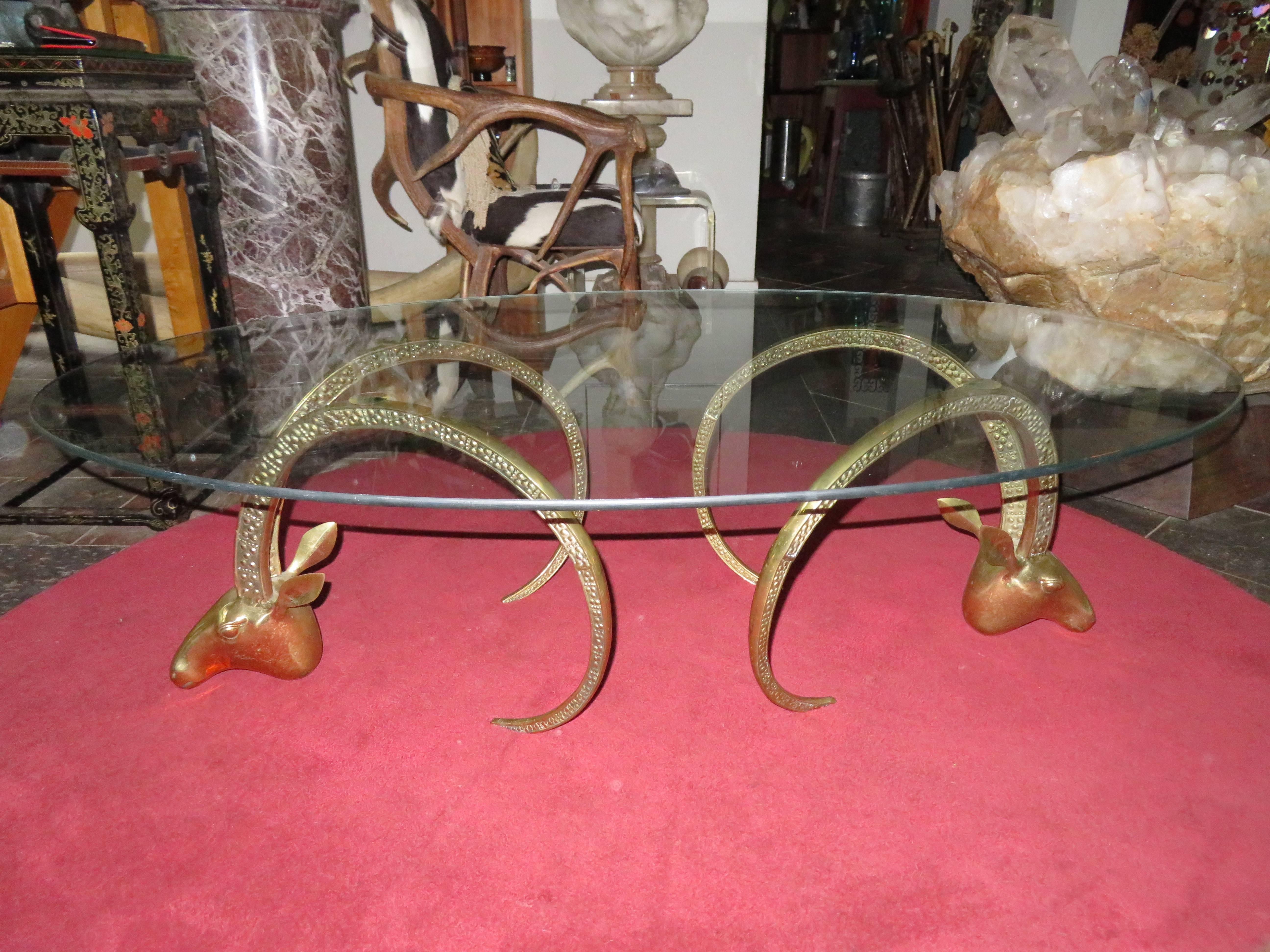 Magnifique table basse à tête de bélier en laiton mi-siècle moderne Regency en vente 3