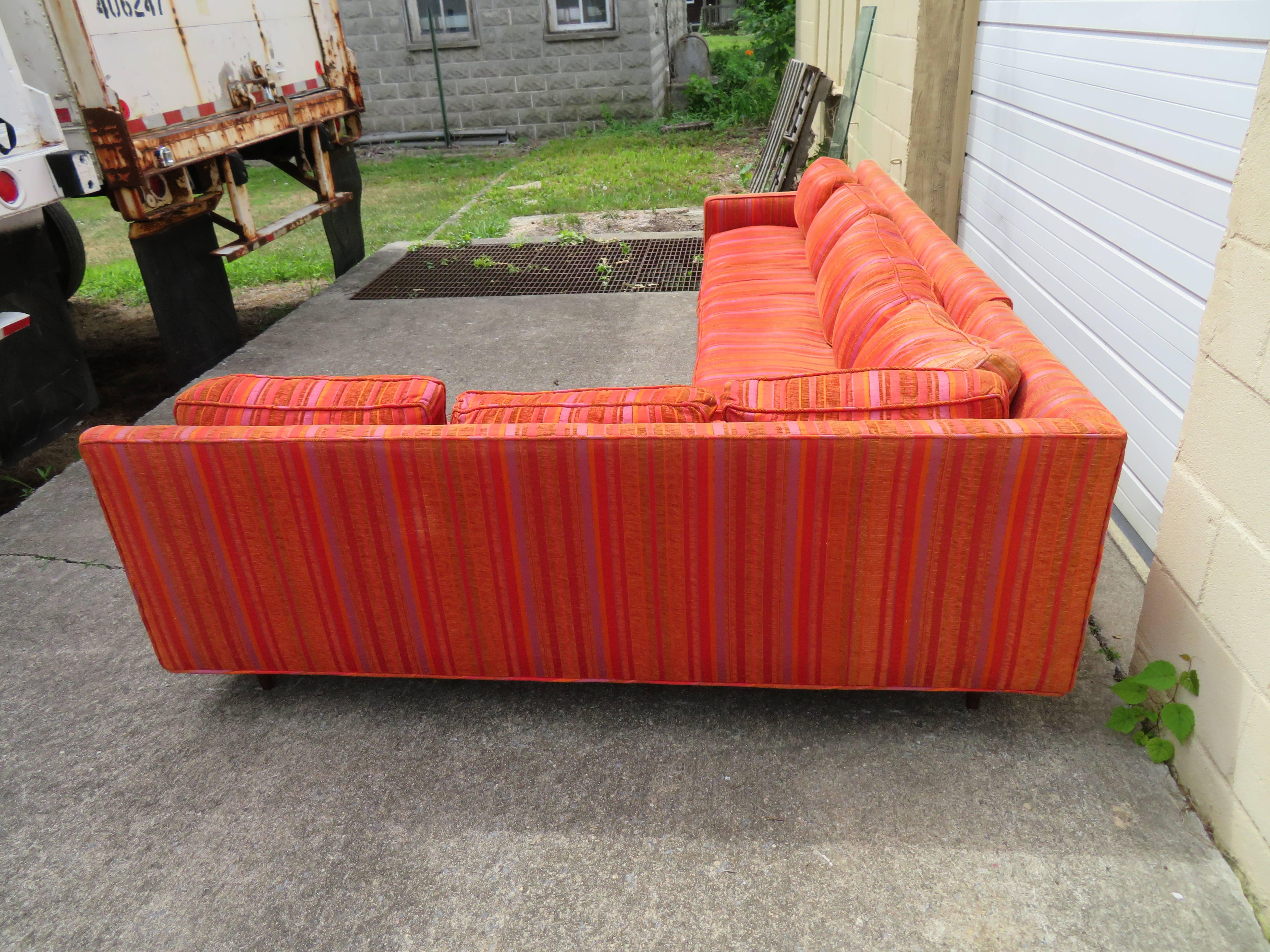 Handsome Dunbar Style Two-Piece Sectional Sofa, Mid-Century (Moderne der Mitte des Jahrhunderts)