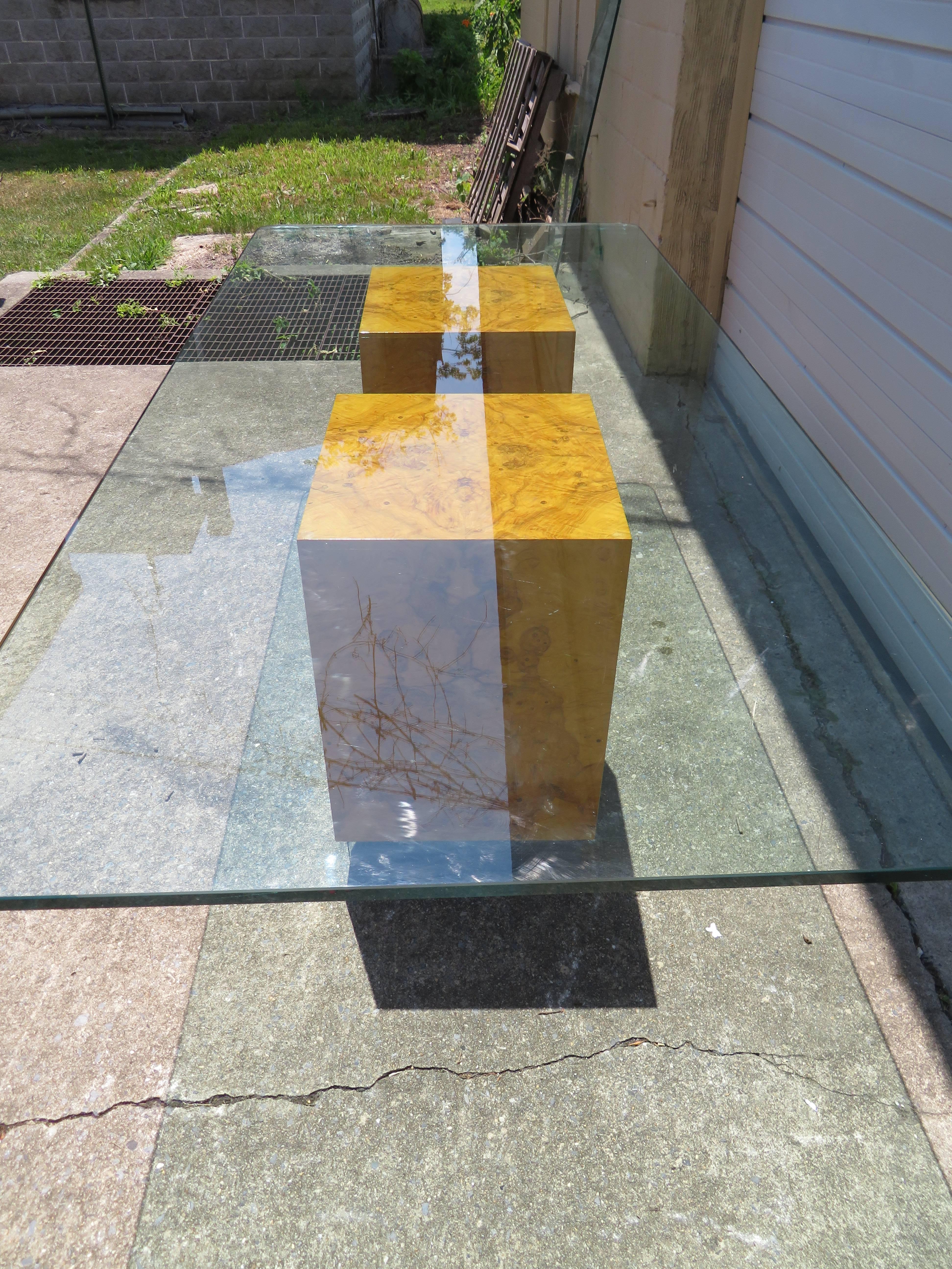 Table de salle à manger de style Milo Baughman à double piédestal et base cubique en bois d'olivier en vente 2