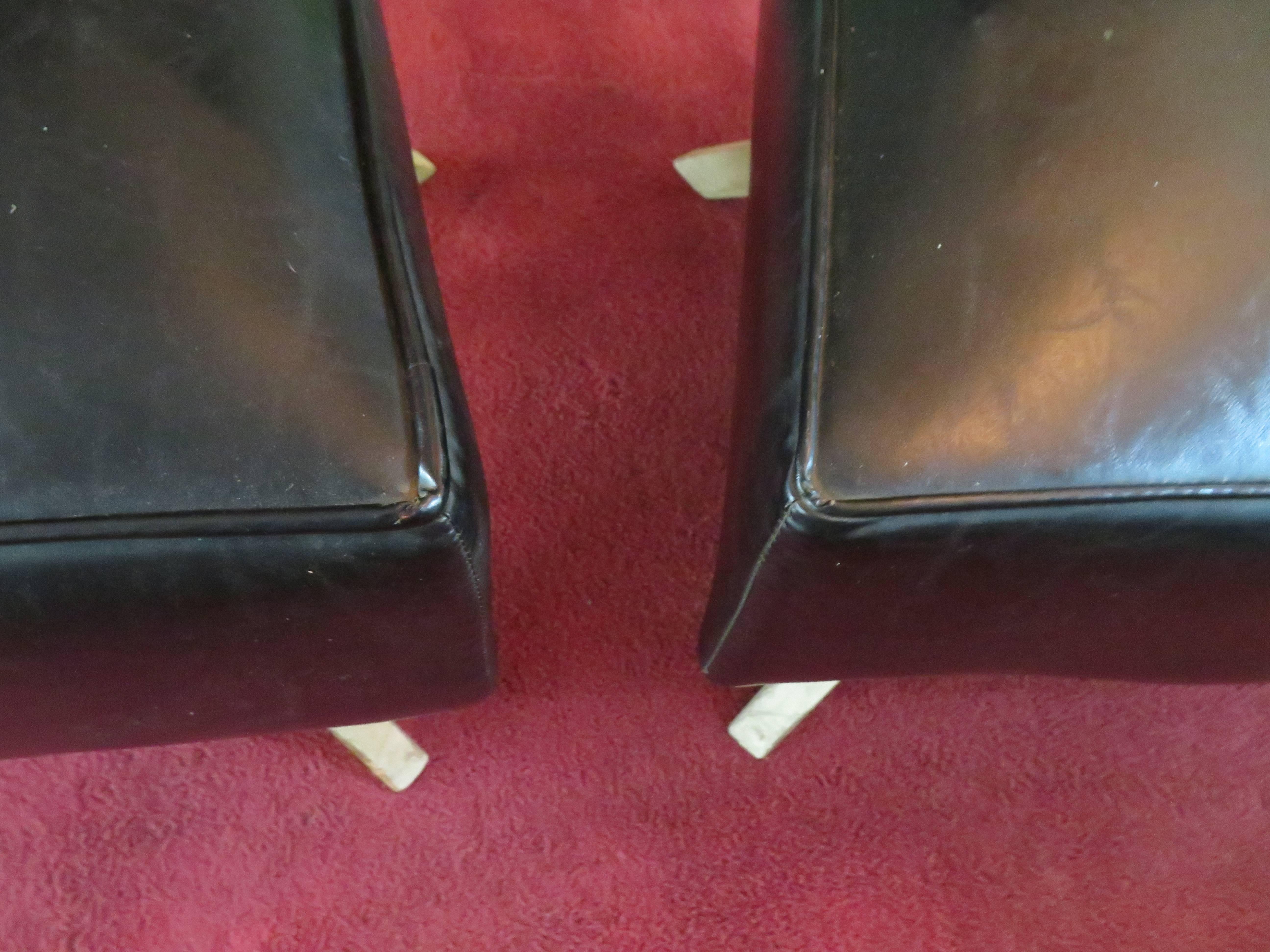 Tissu d'ameublement Paire de chaises pantoufles pivotantes Kroehler à ailes de bélier, mi-siècle moderne en vente
