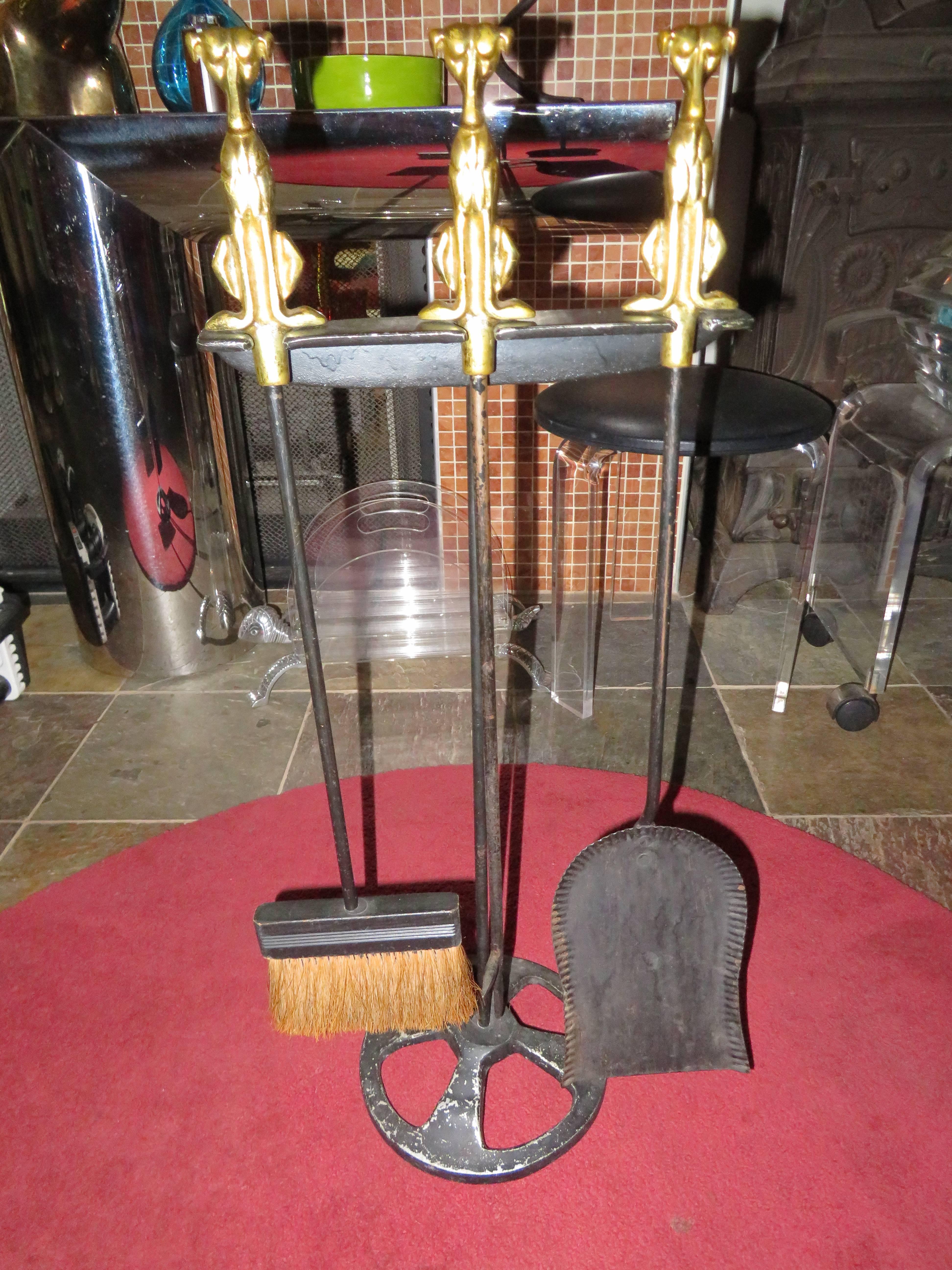 Skurriles Set stilisierter Hundefeuerwerkzeuge aus Messing und Eisen, Mid-Century Modern im Angebot 4