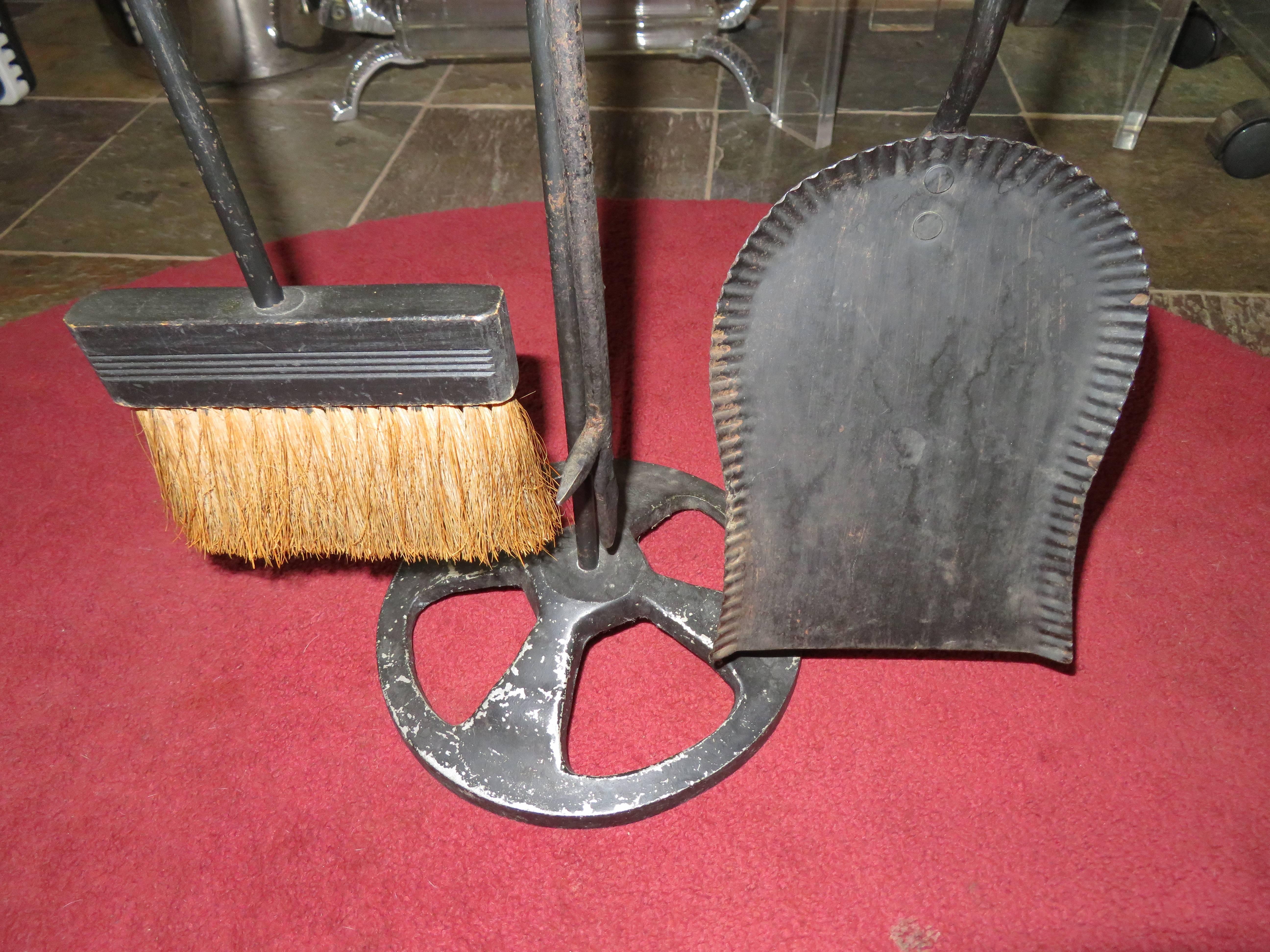 Skurriles Set stilisierter Hundefeuerwerkzeuge aus Messing und Eisen, Mid-Century Modern (Moderne der Mitte des Jahrhunderts) im Angebot