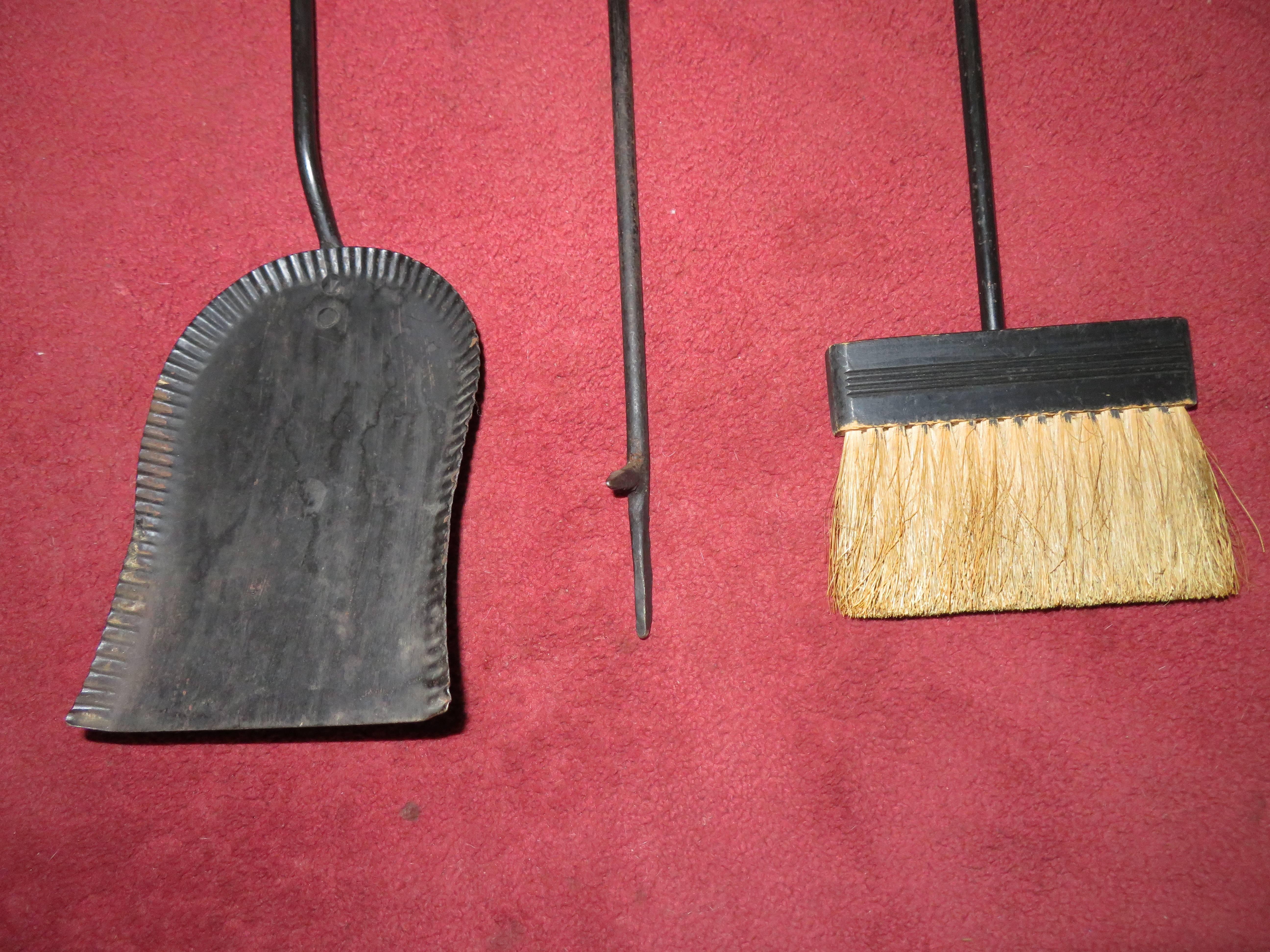 Skurriles Set stilisierter Hundefeuerwerkzeuge aus Messing und Eisen, Mid-Century Modern im Angebot 1