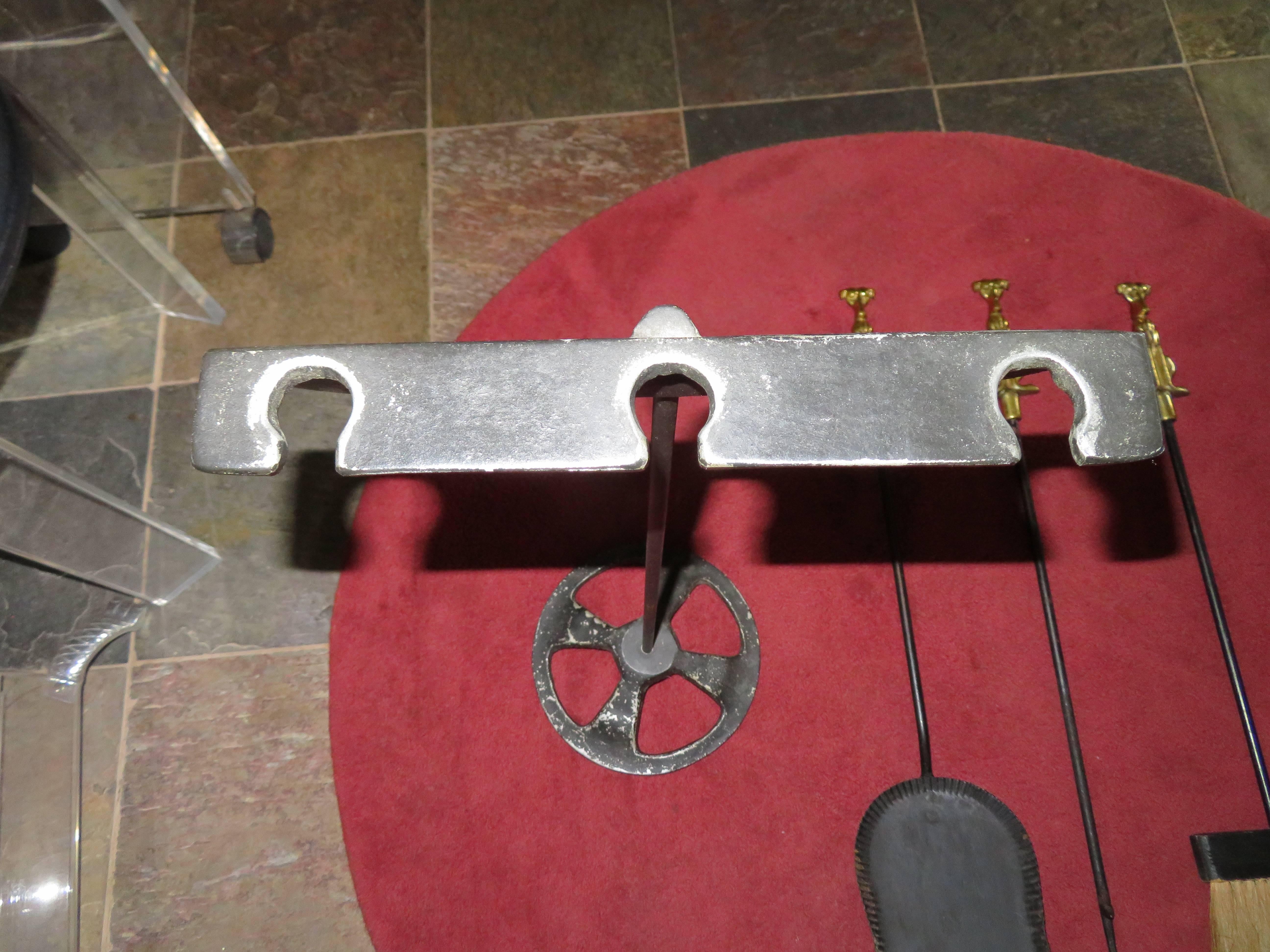 Skurriles Set stilisierter Hundefeuerwerkzeuge aus Messing und Eisen, Mid-Century Modern im Angebot 3