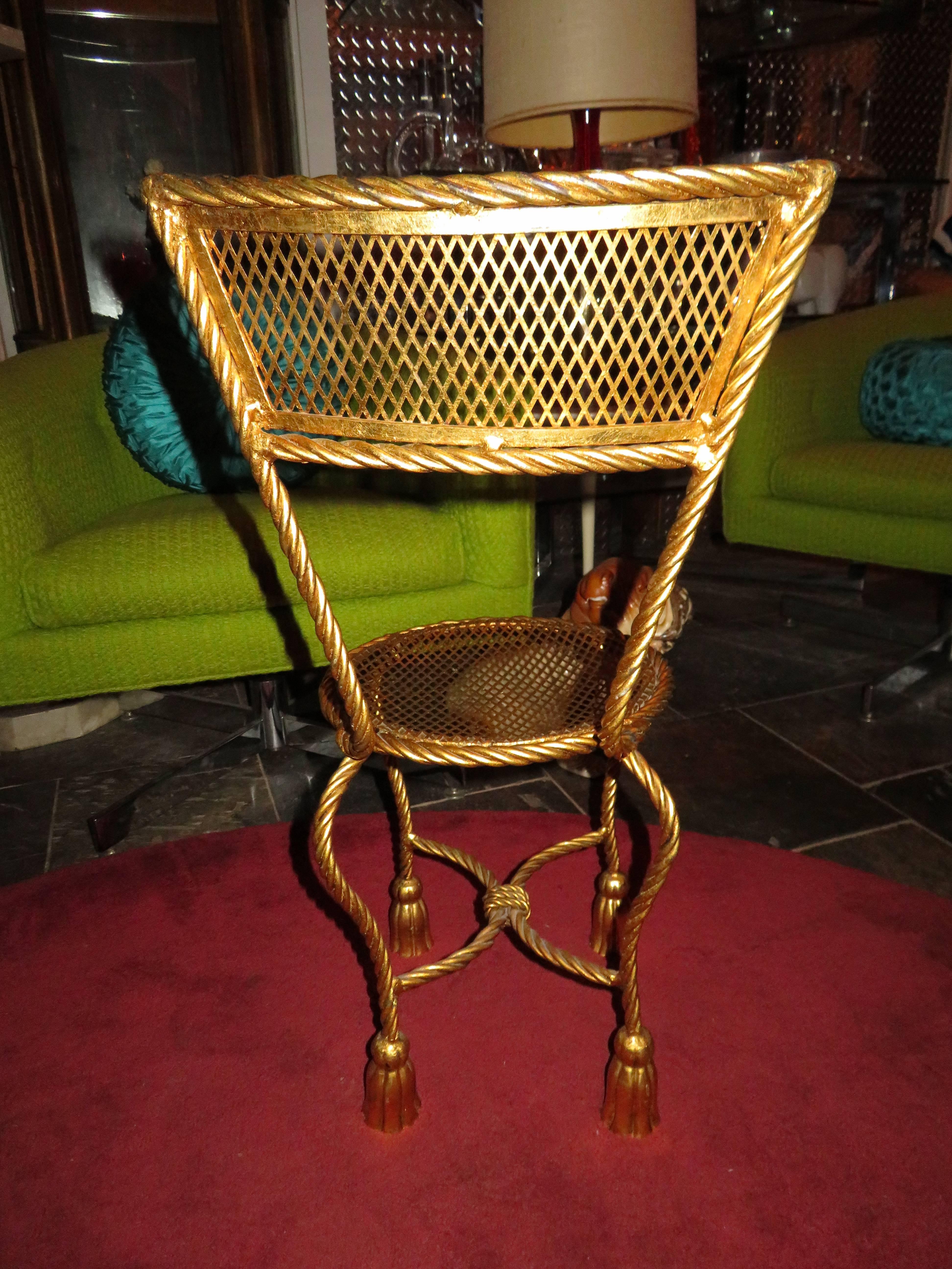 Milieu du XXe siècle Ravissant petit tabouret de coiffeuse en corde dorée avec glands dorés Hollywood Regency en vente