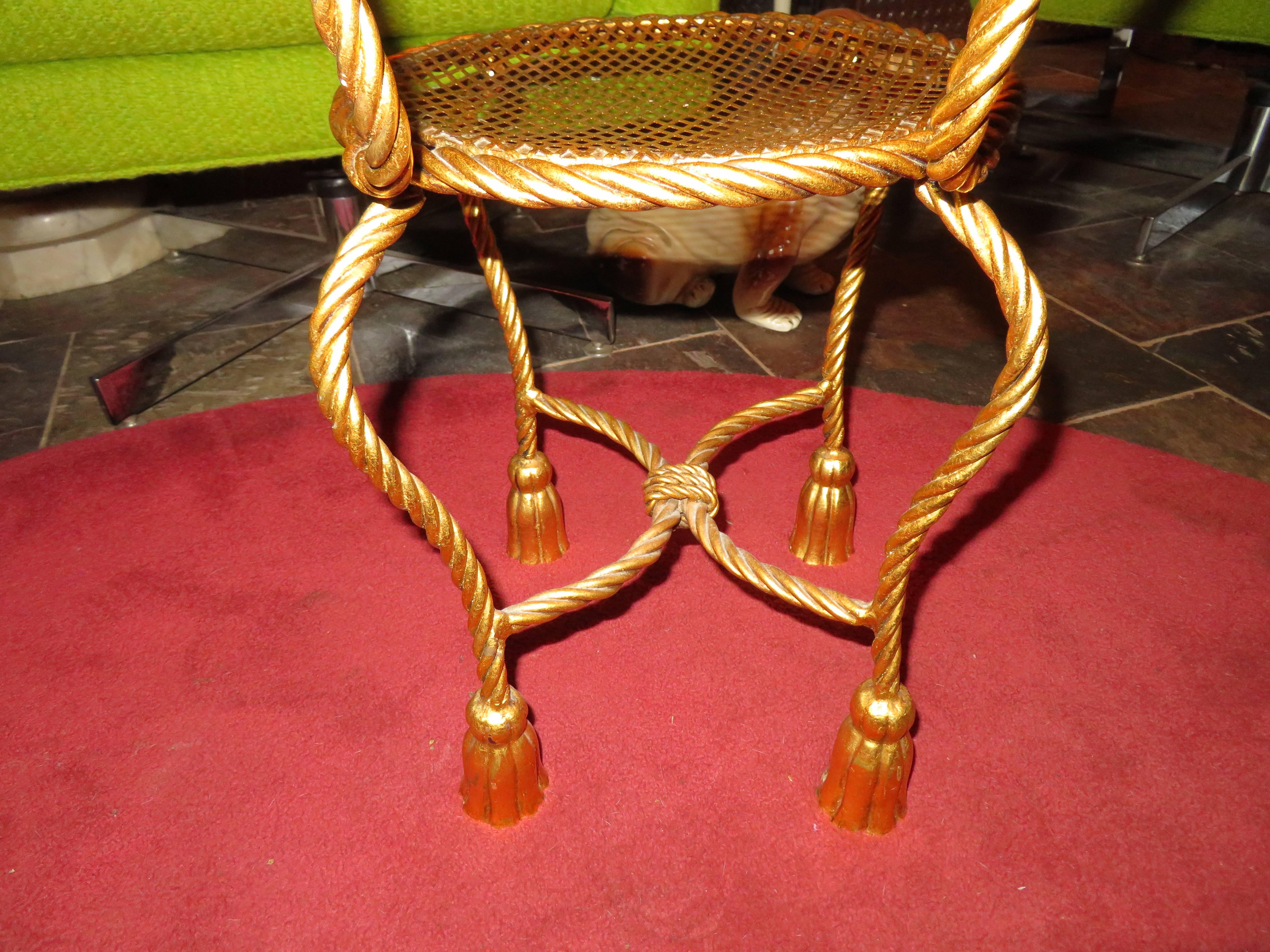 Wunderschöner kleiner Waschtischstuhl/ Hocker aus vergoldetem Gold mit Seilquasten Hollywood Regency im Angebot 2