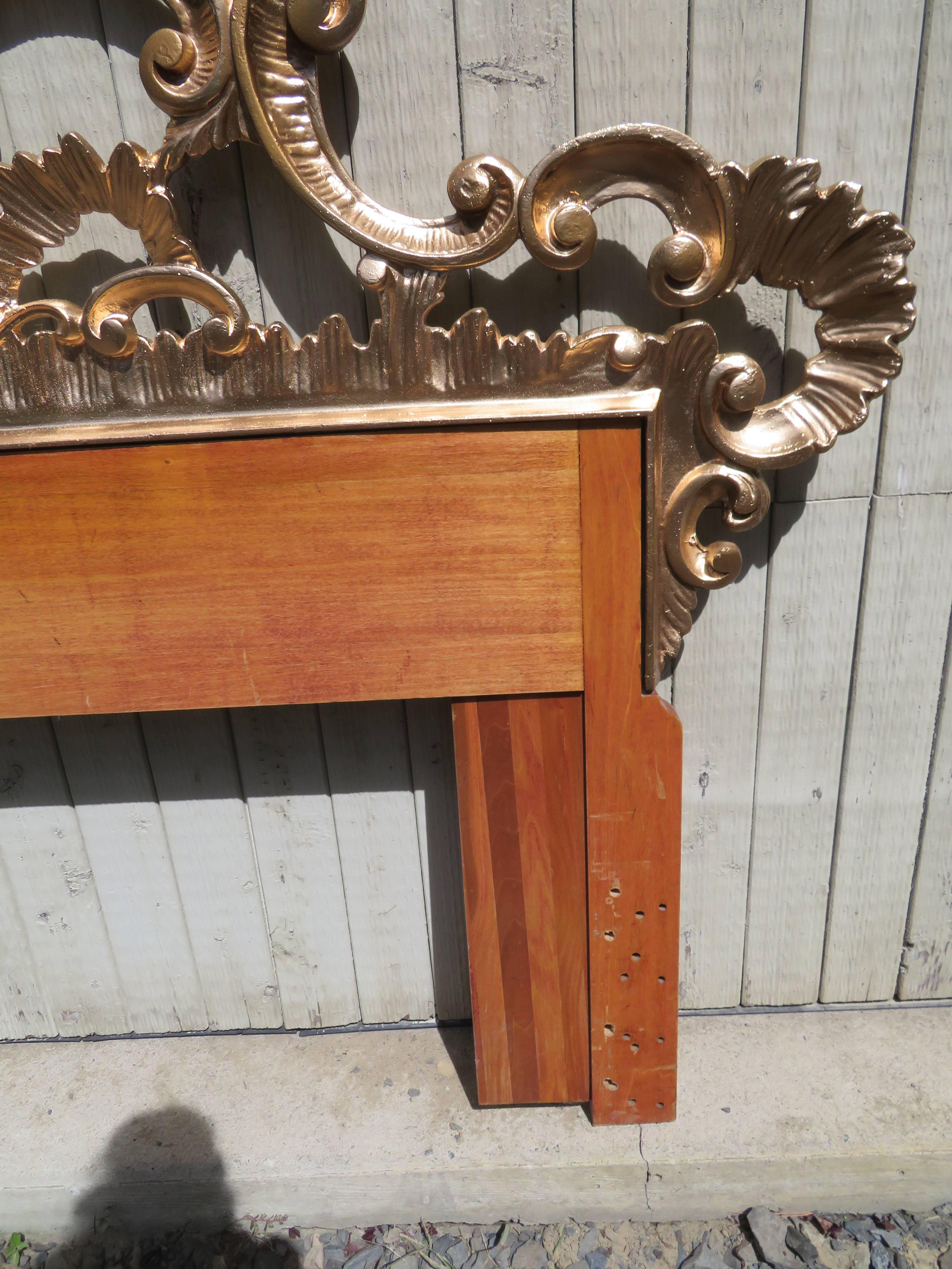 Hollywood Regency Cabecero de tamaño King ornamentado en metal fundido antiguo italiano dorado Regencia de Hollywood en venta