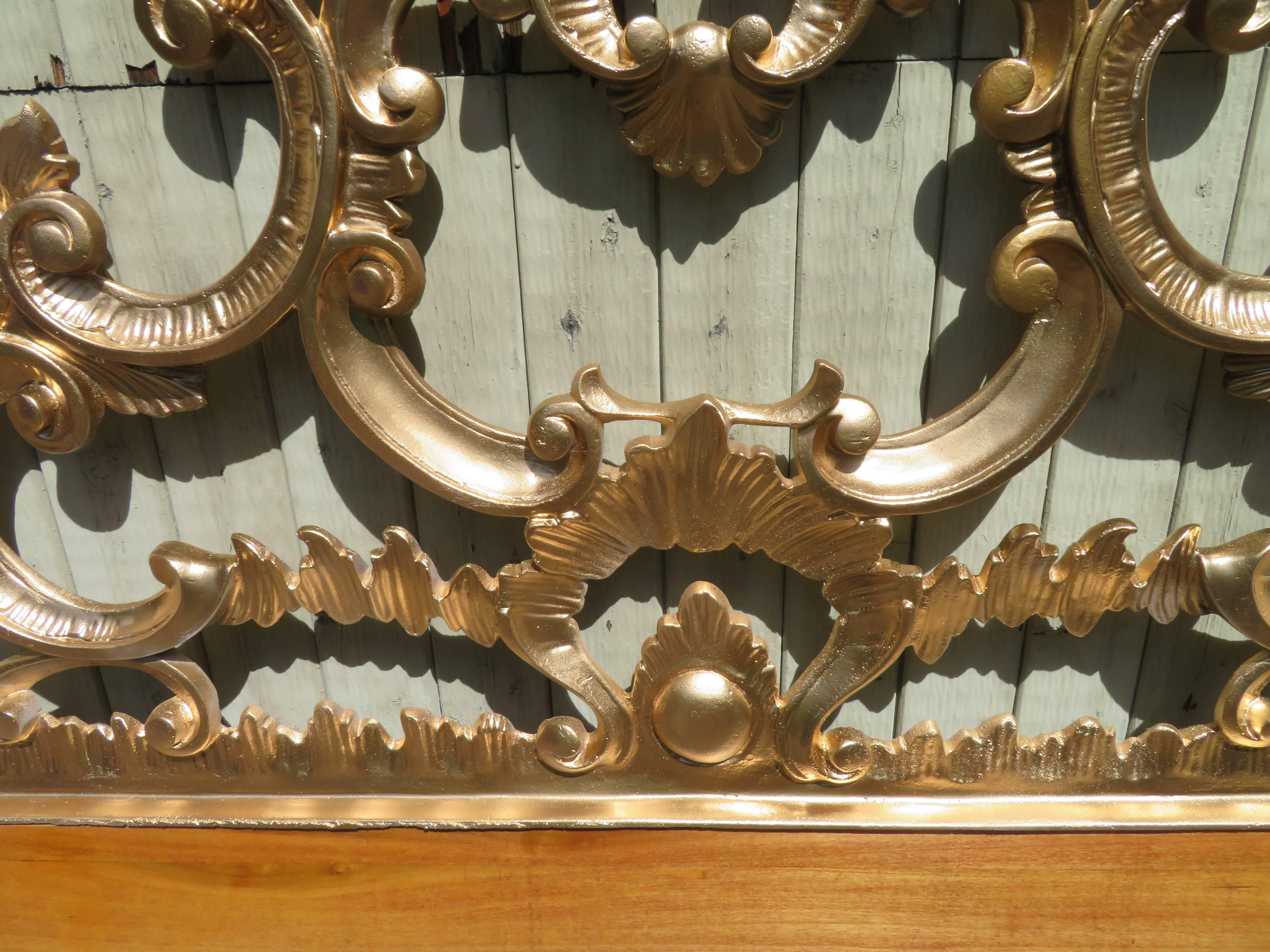 Hollywood Regency Cabecero de tamaño King ornamentado en metal fundido antiguo italiano dorado Italiano en venta