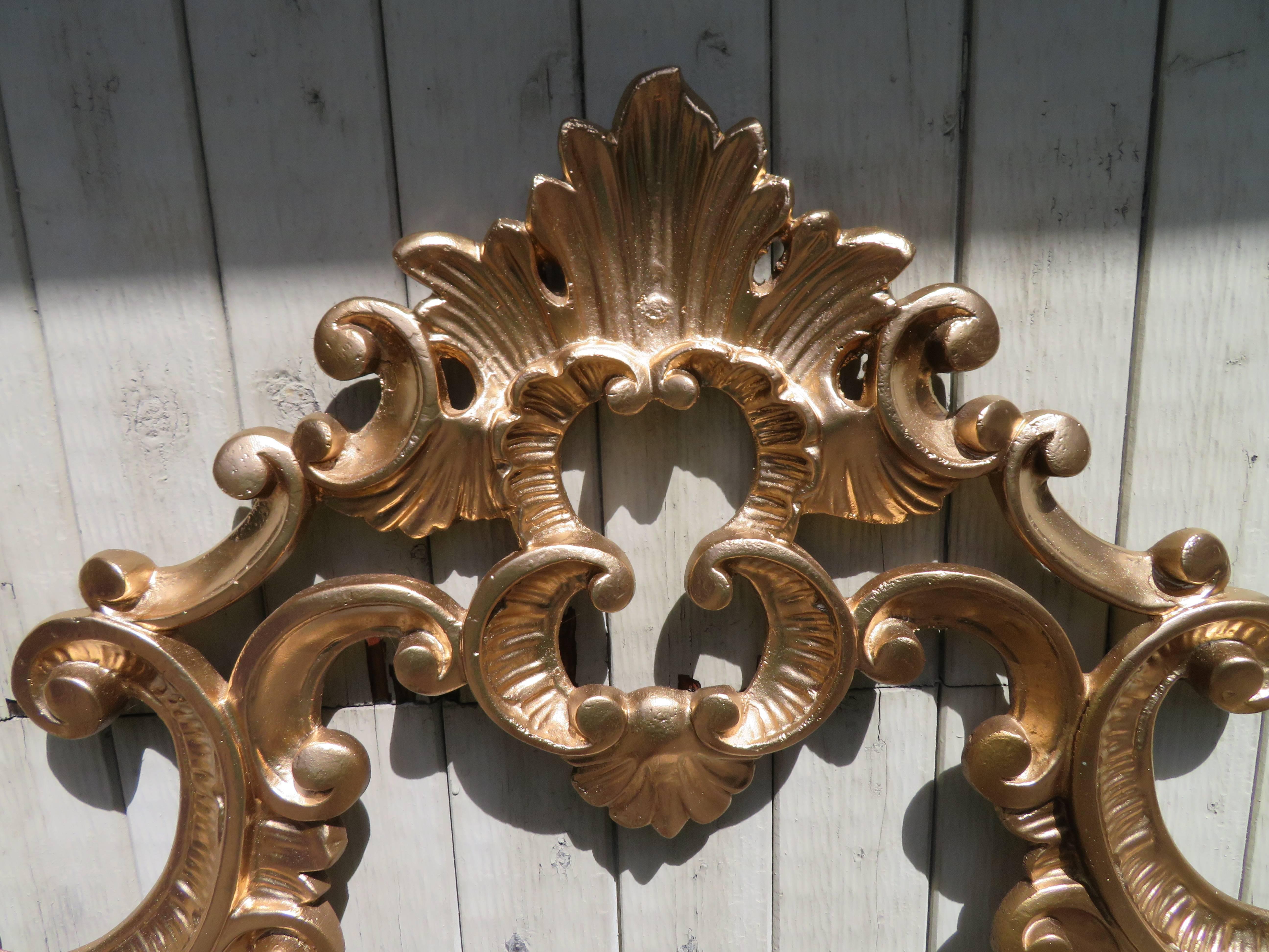 Hollywood Regency Cabecero de tamaño King ornamentado en metal fundido antiguo italiano dorado Vaciado en venta