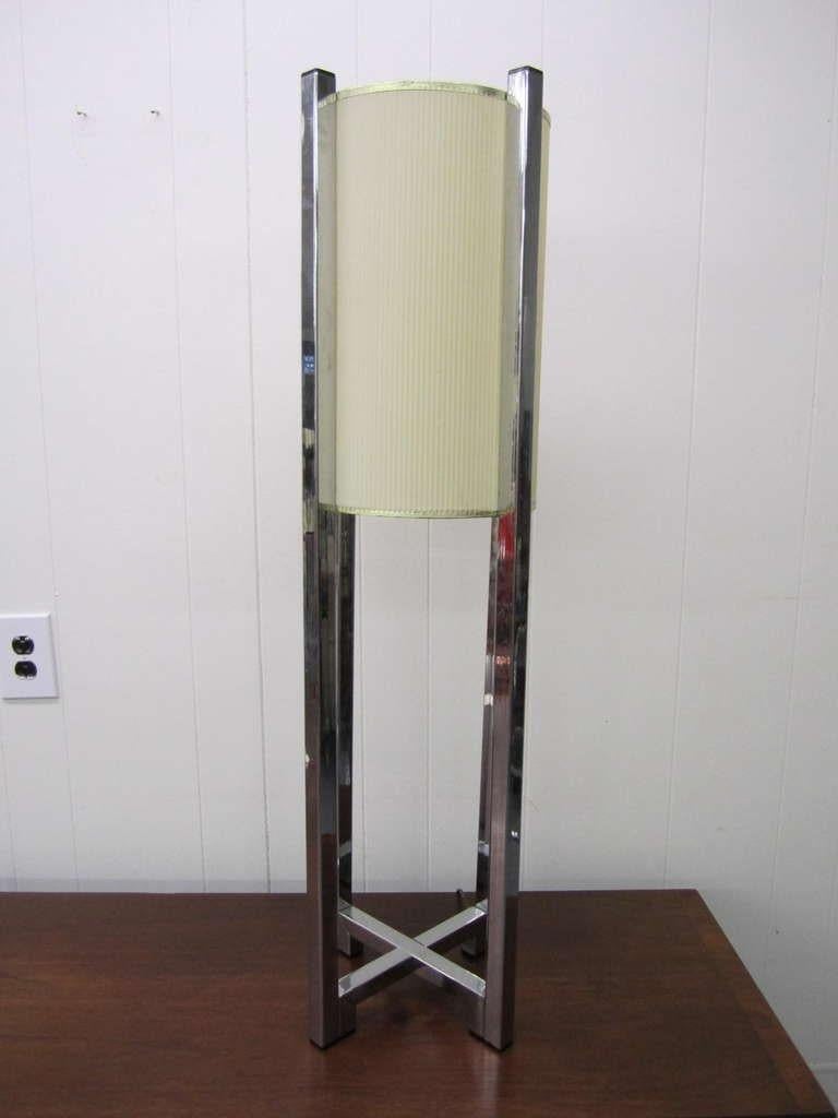 Lampe de table haute avec une structure ouverte en forme de boîte cruciforme en tube d'acier chromé carré avec un abat-jour suspendu en acrylique blanc nervuré.