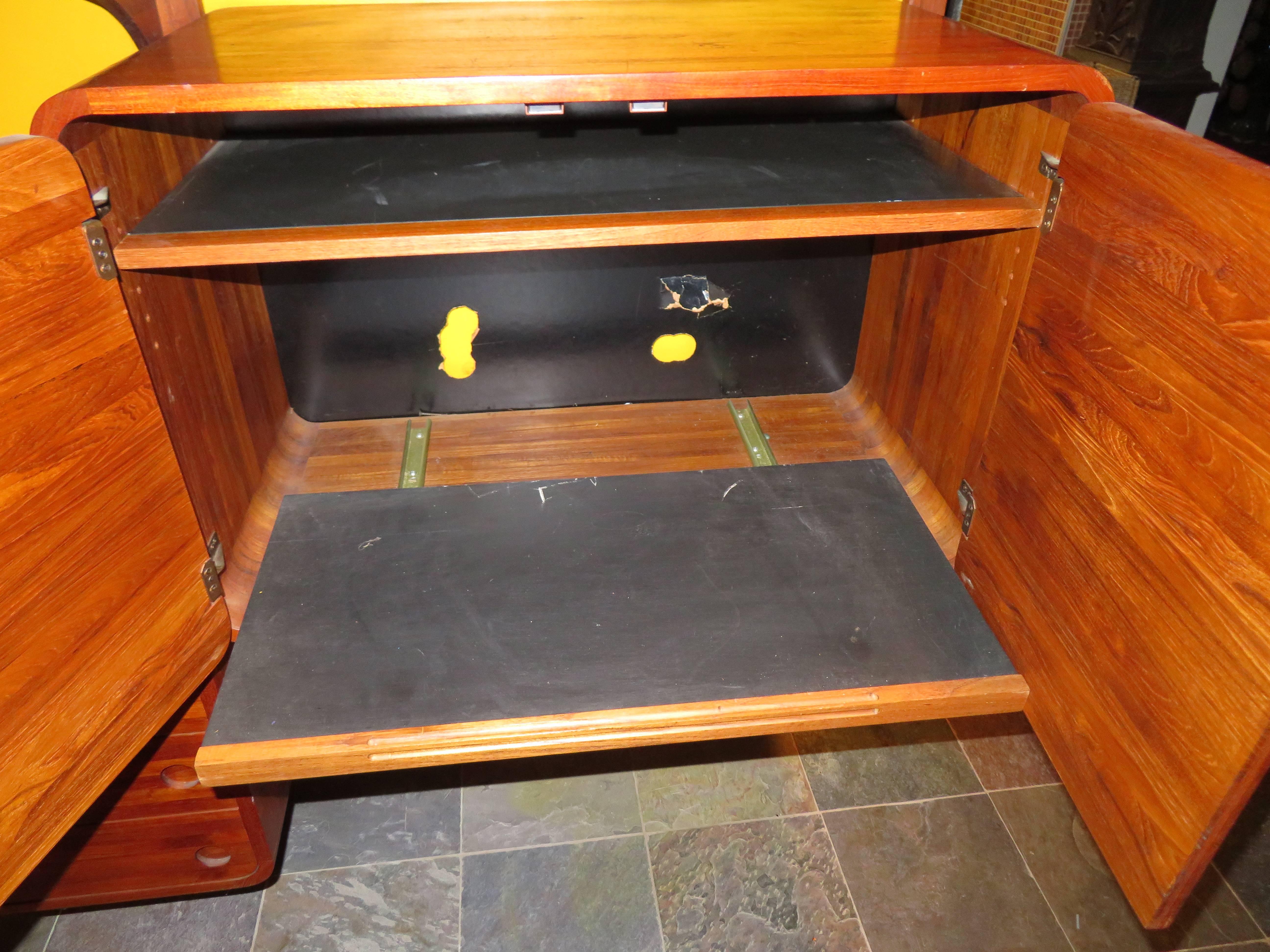 Unusual Two Bay Solid Teak Stereo Wall Unit Woodcraft Mid-Century Modern In Good Condition For Sale In Pemberton, NJ
