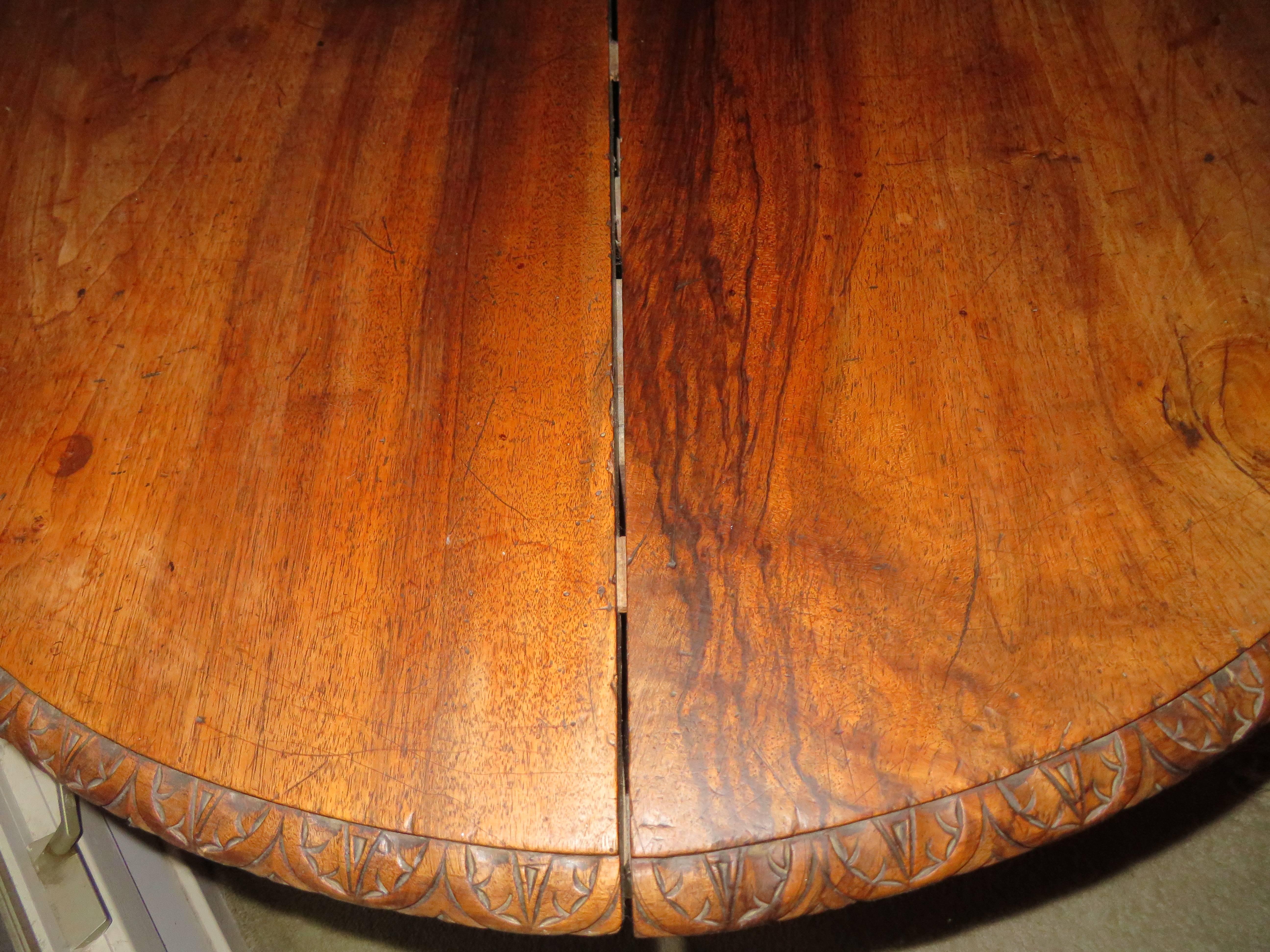 XIXe siècle Ancienne table de salle à manger française sculptée en forme de griffon ovale en forme de pécan, style gothique, Renaissance en vente