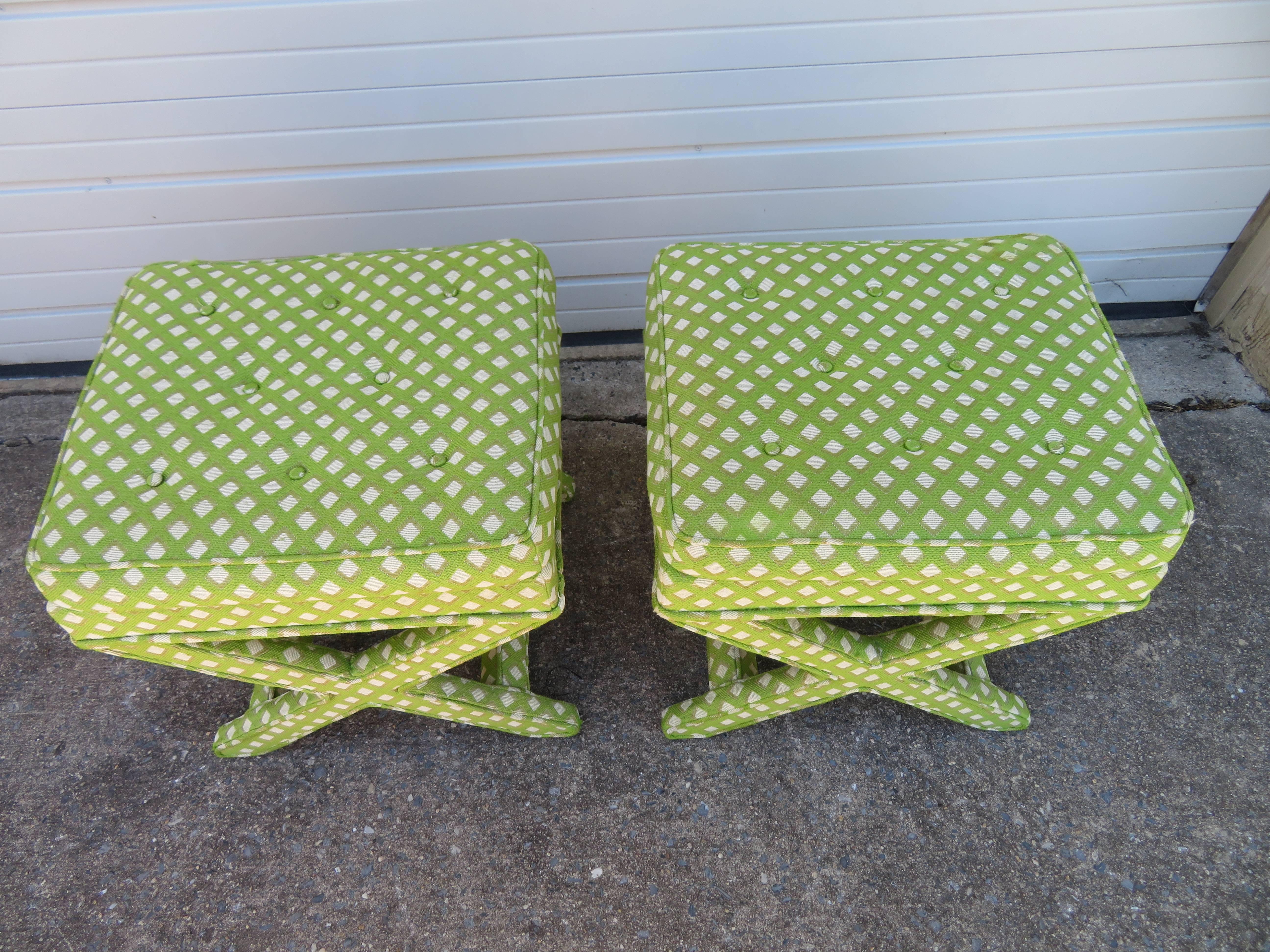 Pareja de otomanas o bancos Billy Baldwin con base en X y grueso cojín superior. Los taburetes tienen un cojín superior empenachado con tapicería vintage en tejido de celosía verde y blanco.
