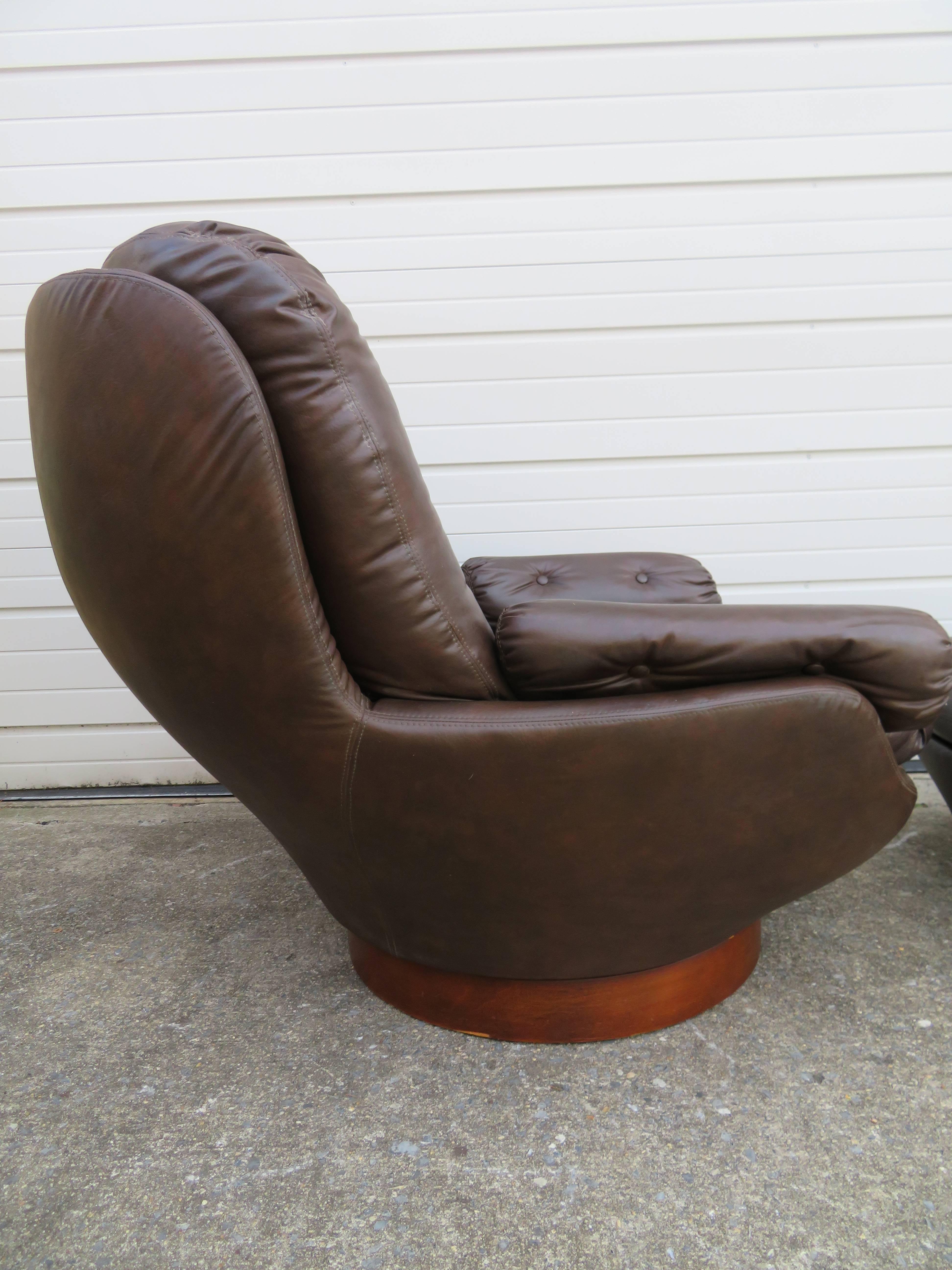 Danois Merveilleuse chaise longue Selig pivotante en forme d'œuf avec pouf Mid-Century Modern en vente