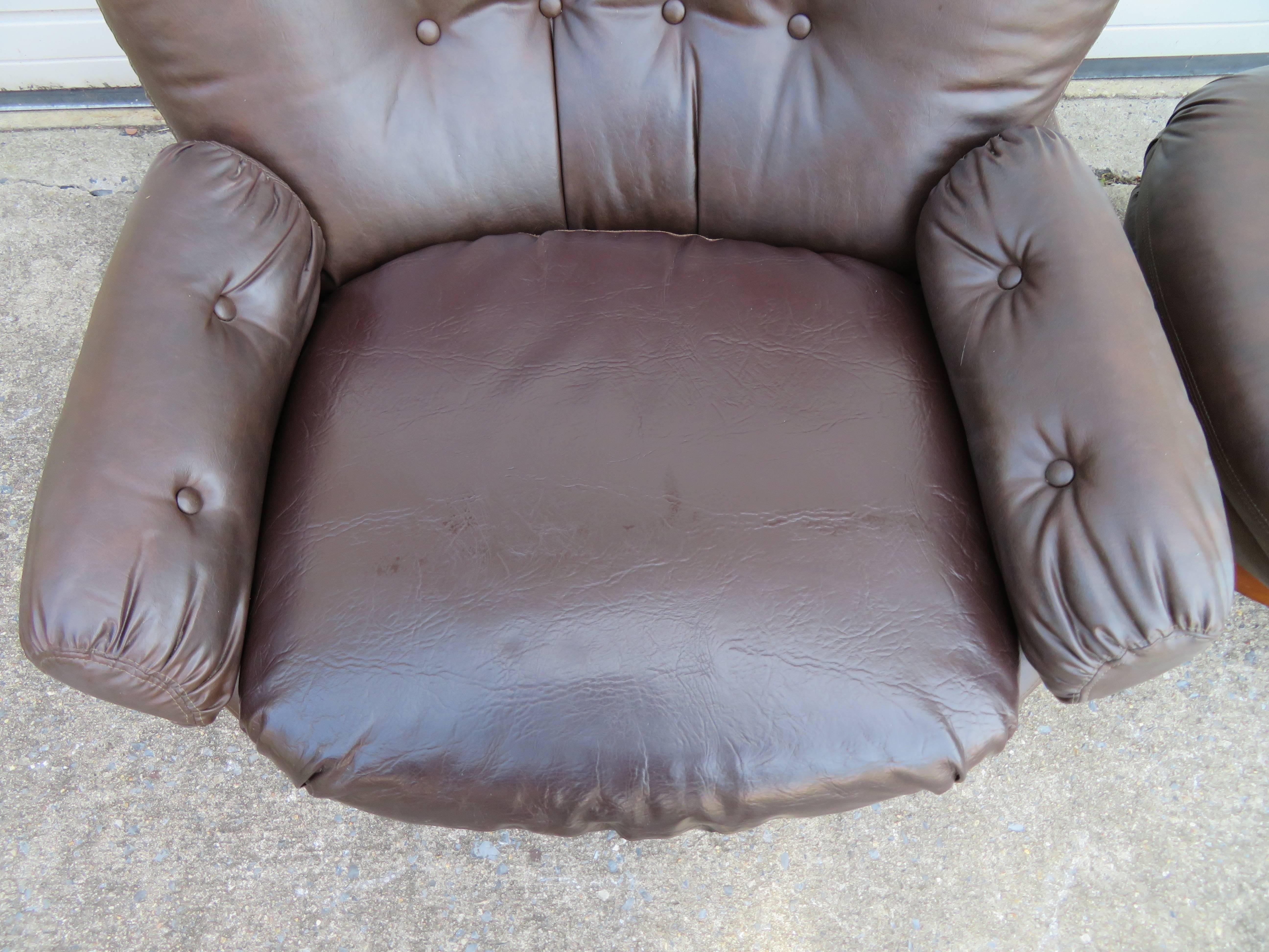 Fin du 20e siècle Merveilleuse chaise longue Selig pivotante en forme d'œuf avec pouf Mid-Century Modern en vente