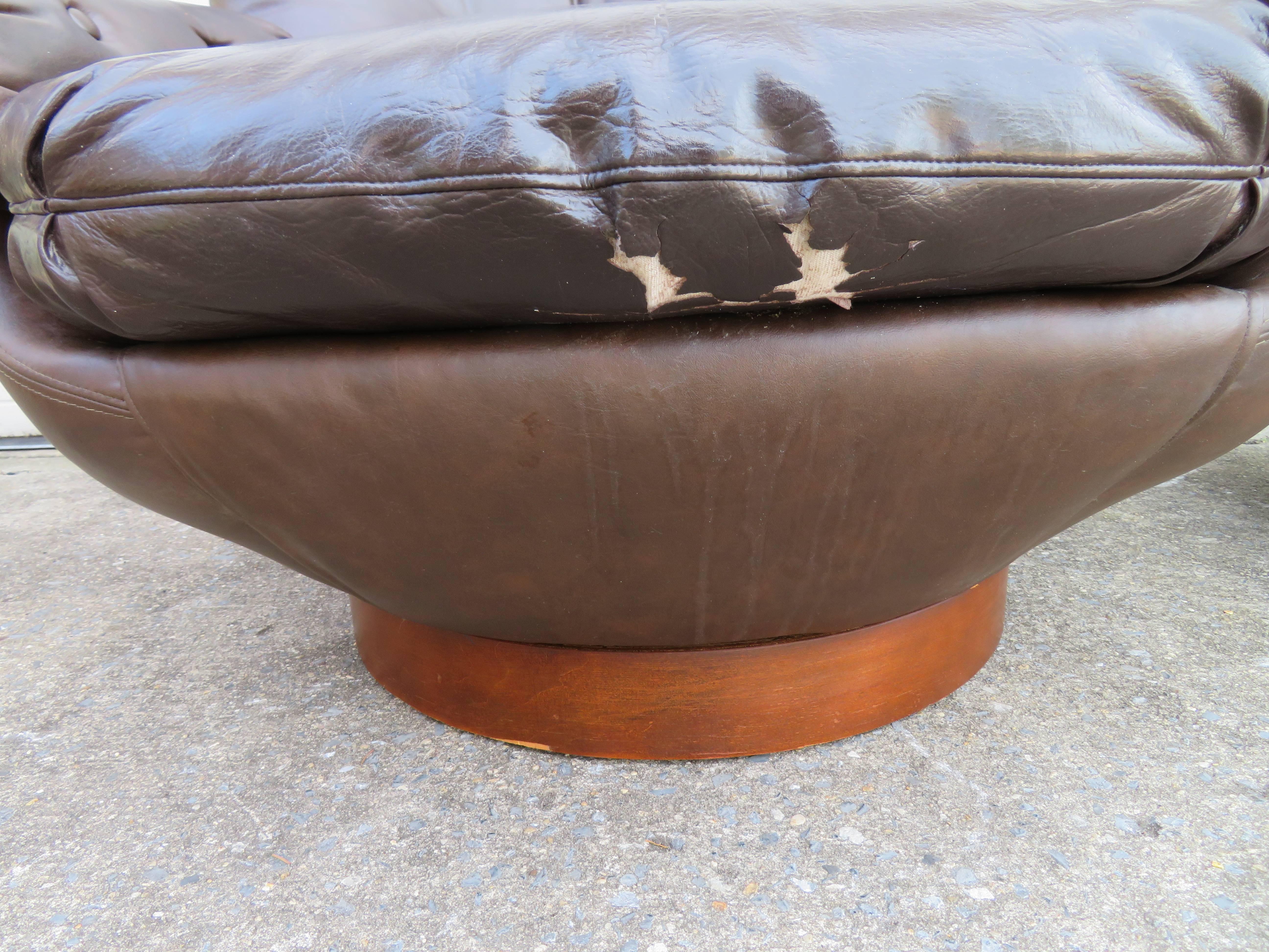 Imitation cuir Merveilleuse chaise longue Selig pivotante en forme d'œuf avec pouf Mid-Century Modern en vente