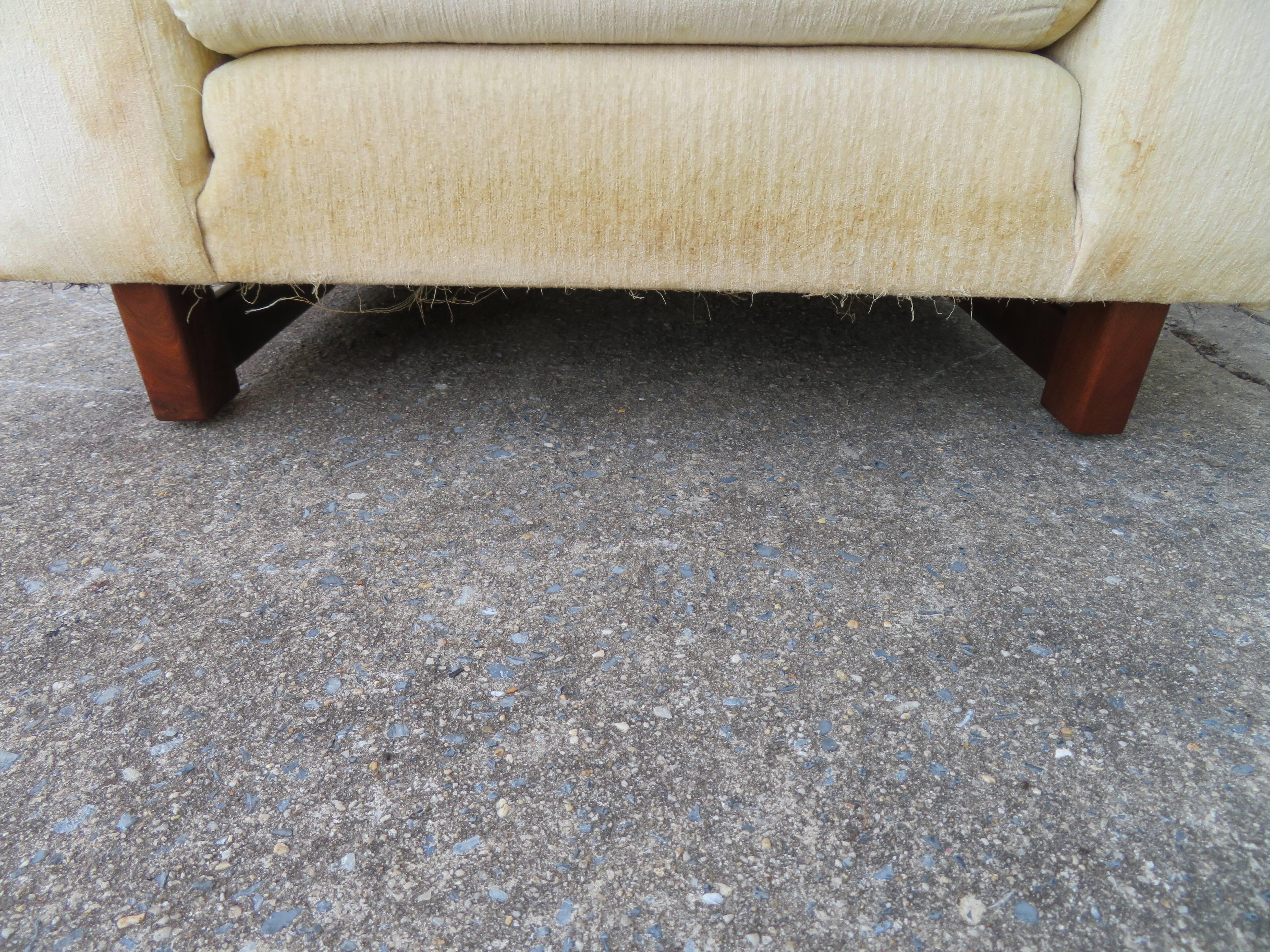 Unusual Milo Baughman Style Tufted Cube Lounge Chair with Matching Ottoman In Good Condition For Sale In Pemberton, NJ