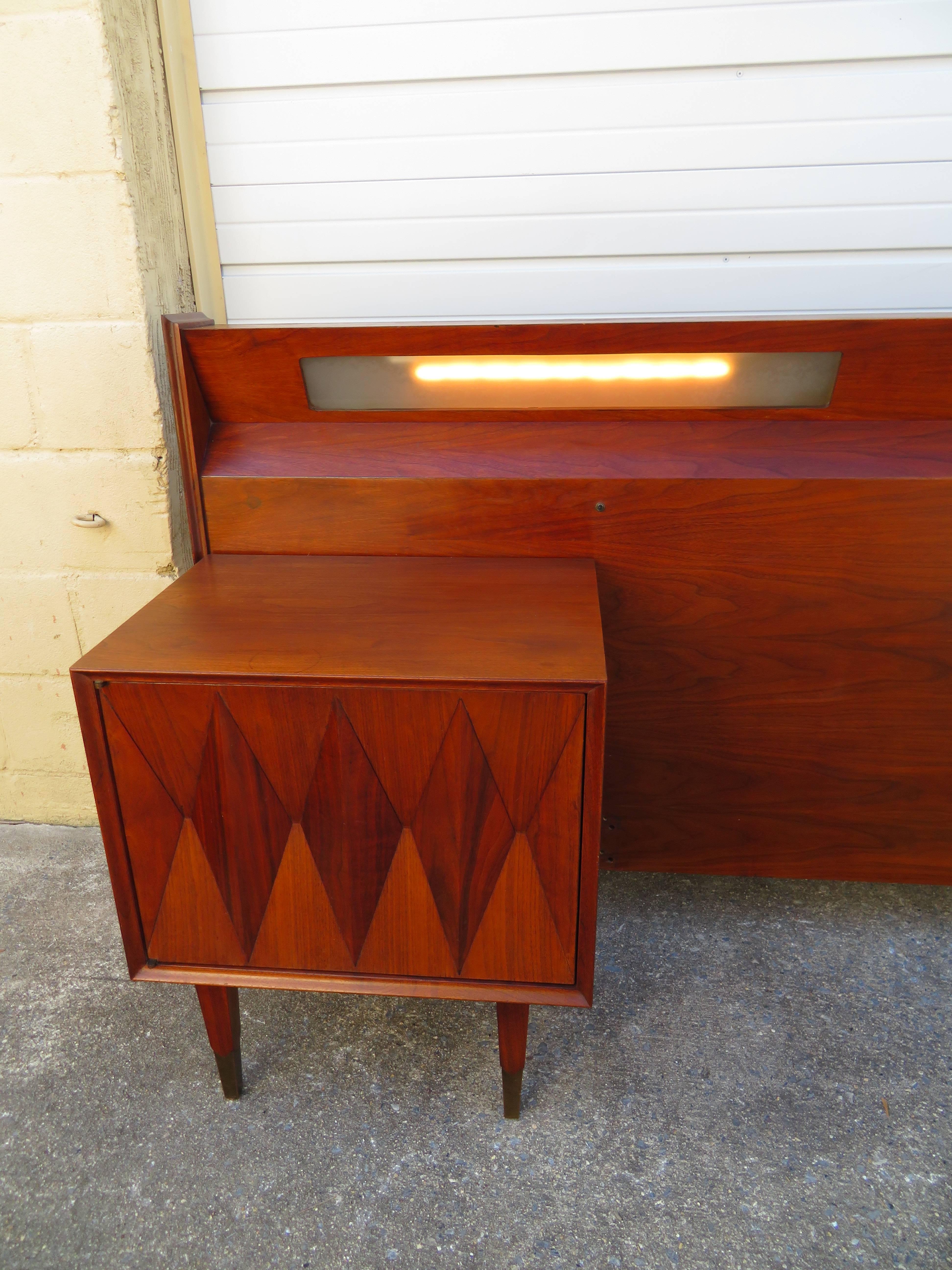 Pair of Three Dimensional Walnut Brass Nightstands Headboard In Good Condition For Sale In Pemberton, NJ