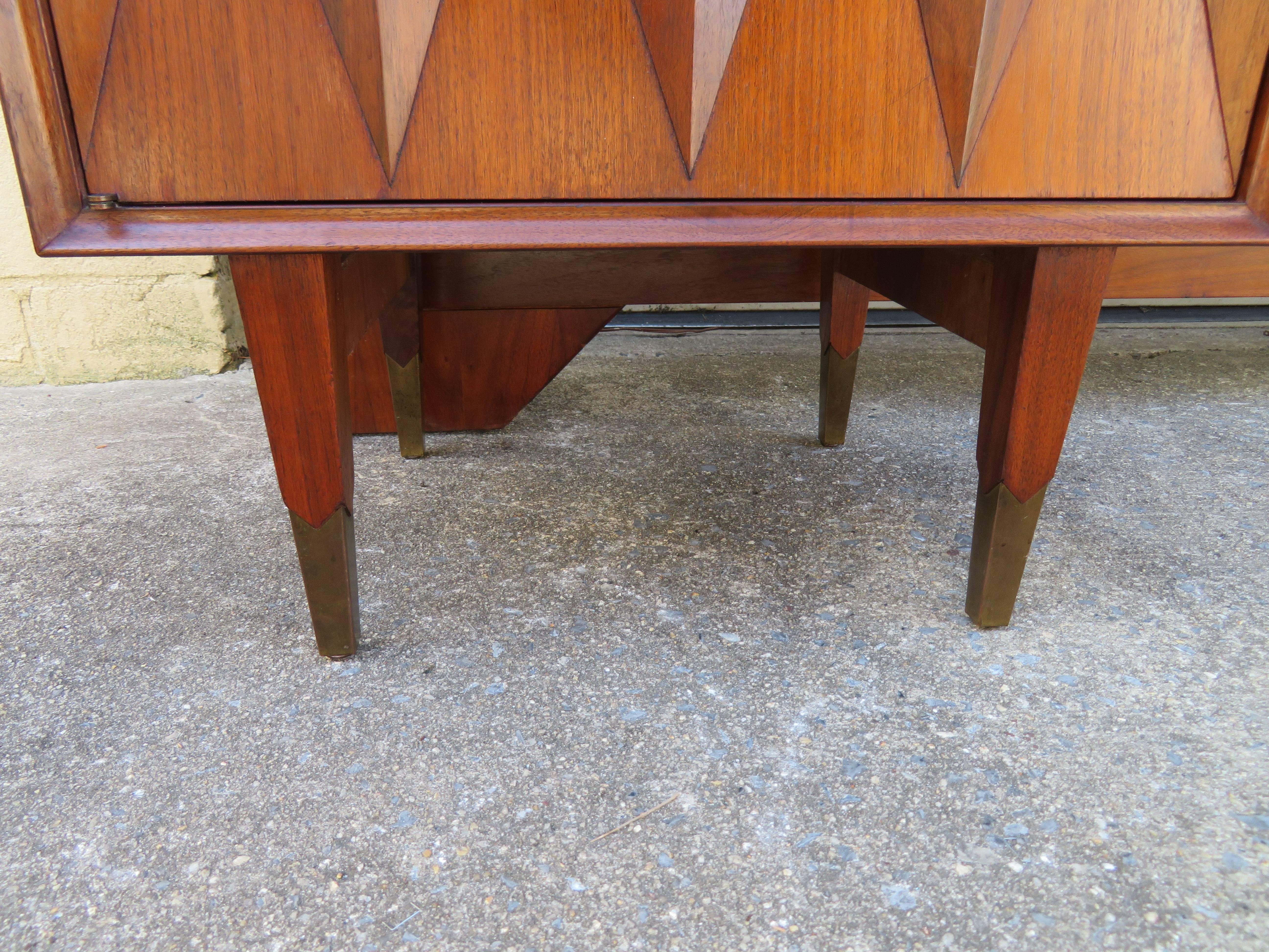 Mid-Century Modern Pair of Three Dimensional Walnut Brass Nightstands Headboard For Sale