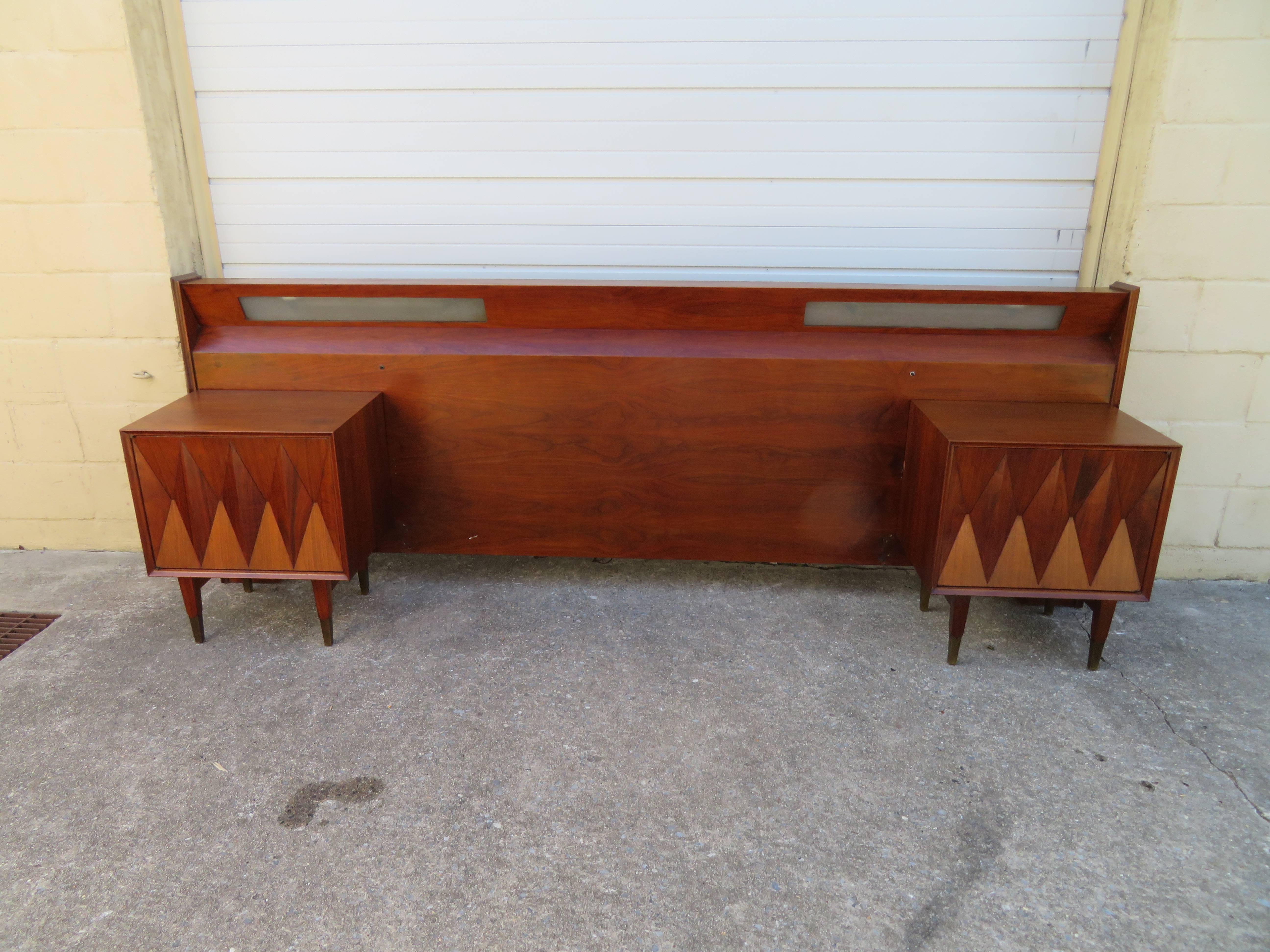 Pair of Three Dimensional Walnut Brass Nightstands Headboard For Sale 3