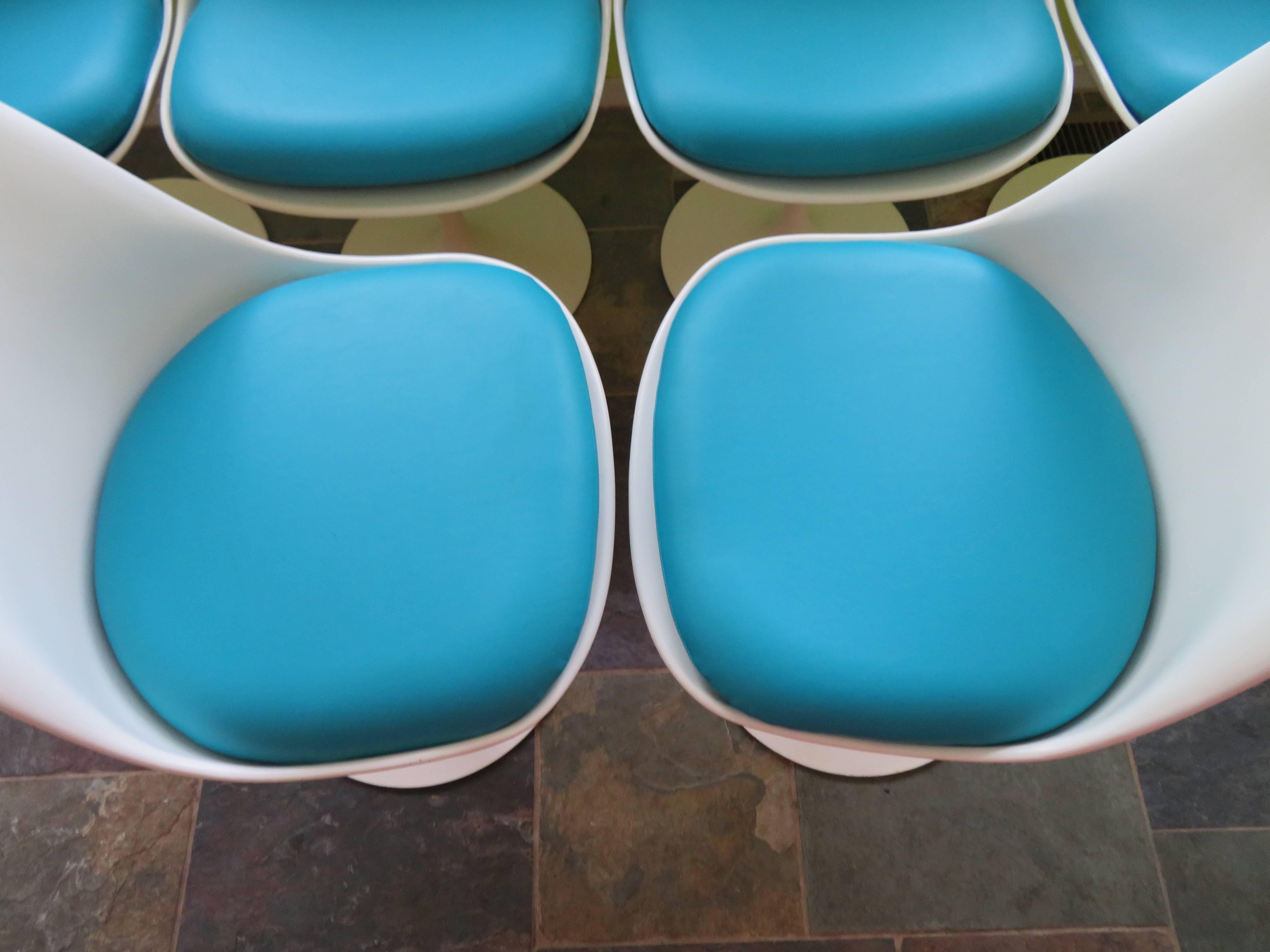 Super nice set of six signed Knoll vintage Saarinen swivel tulip dining chairs in very nice vintage condition-some of the nicest we have seen. The pads are new and are well constructed-we love the turquoise against the white!