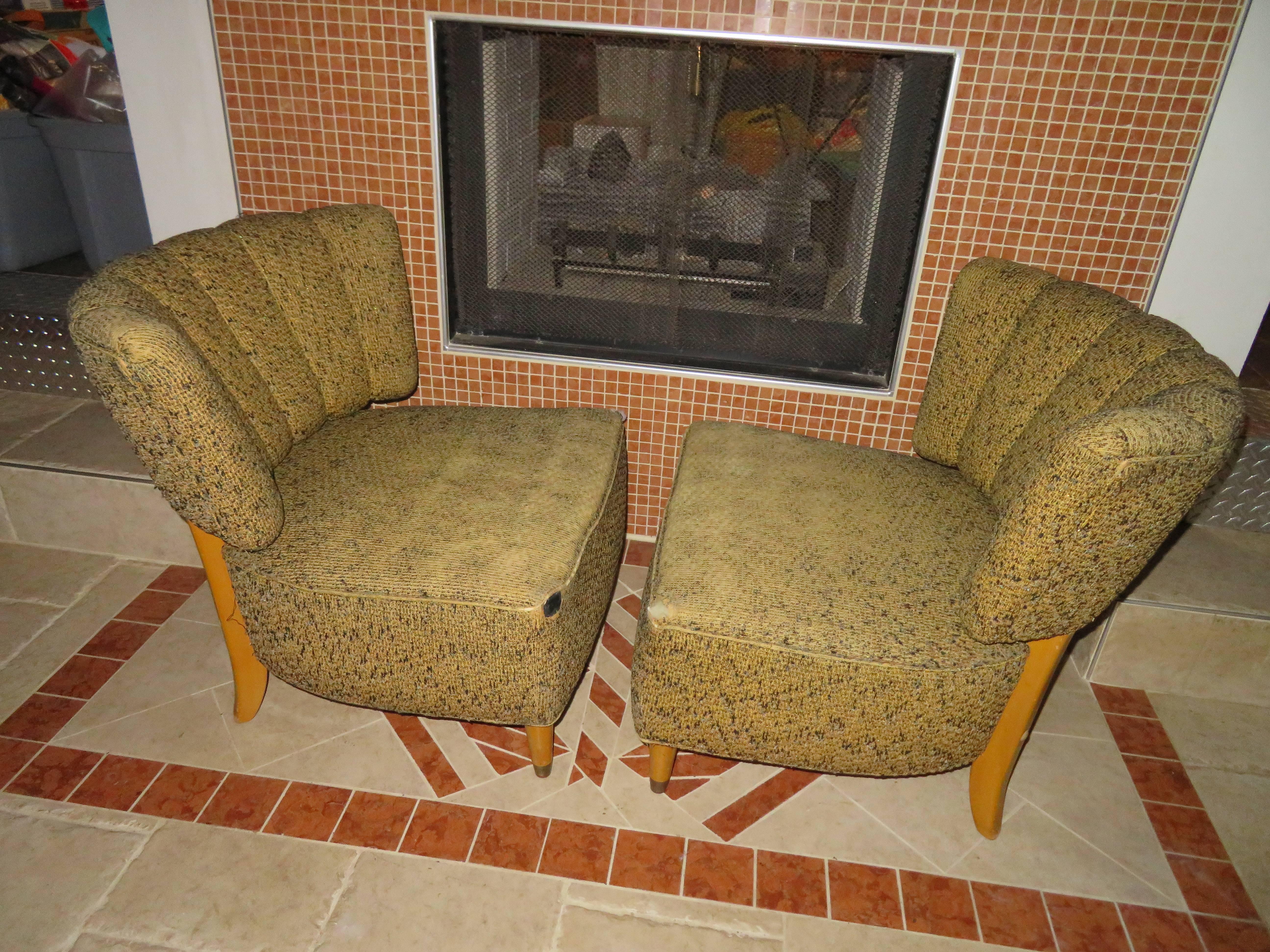 Jolie paire de chaises pantoufles de style Gilbert Rohde. Cette paire aura certainement besoin d'un nouveau rembourrage, mais c'est ce que les designers recherchent de toute façon, non ?