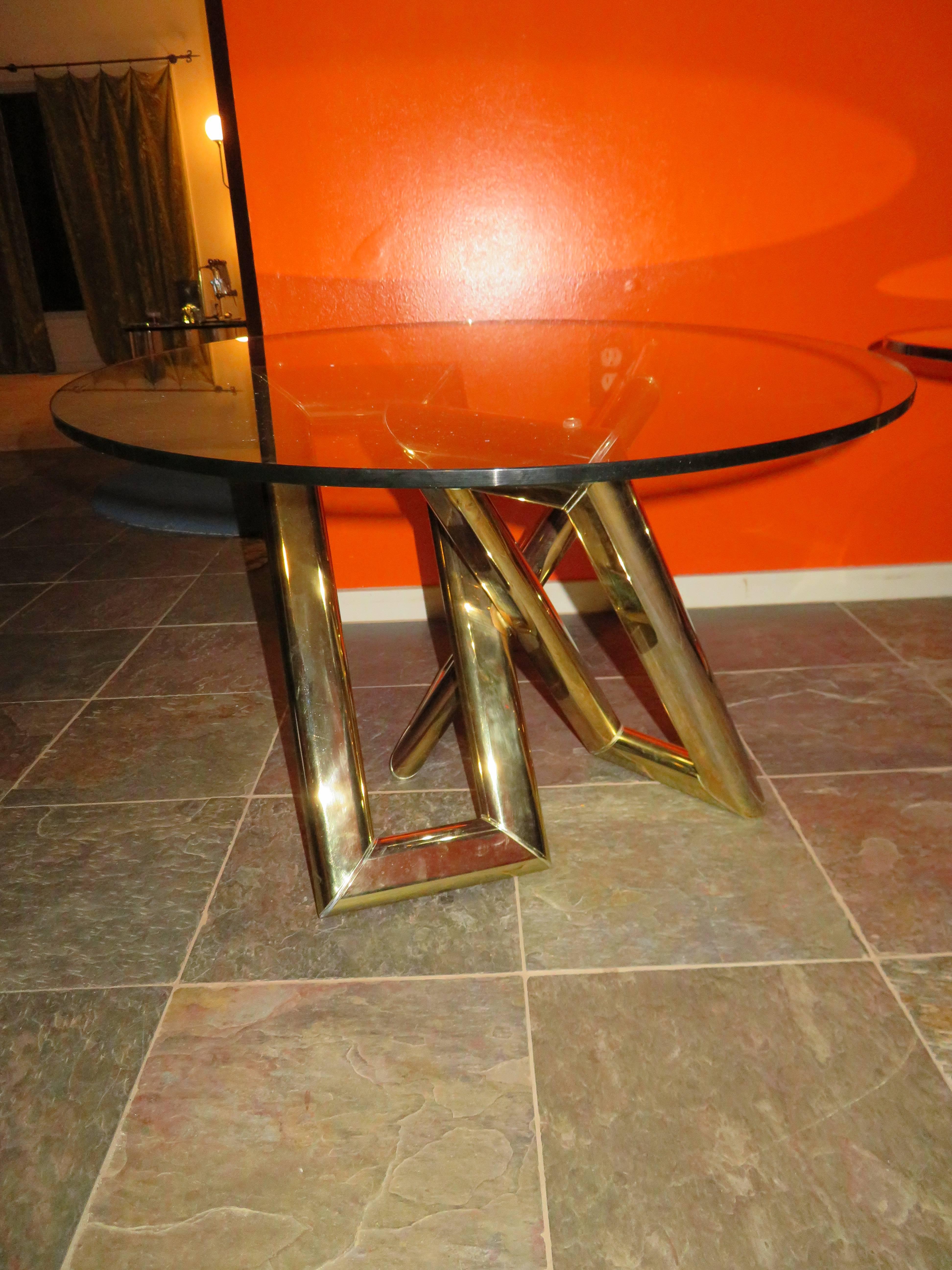 Paire intéressante de tables d'appoint géométriques modernes en laiton des années 1970, style mi-siècle moderne en vente 1