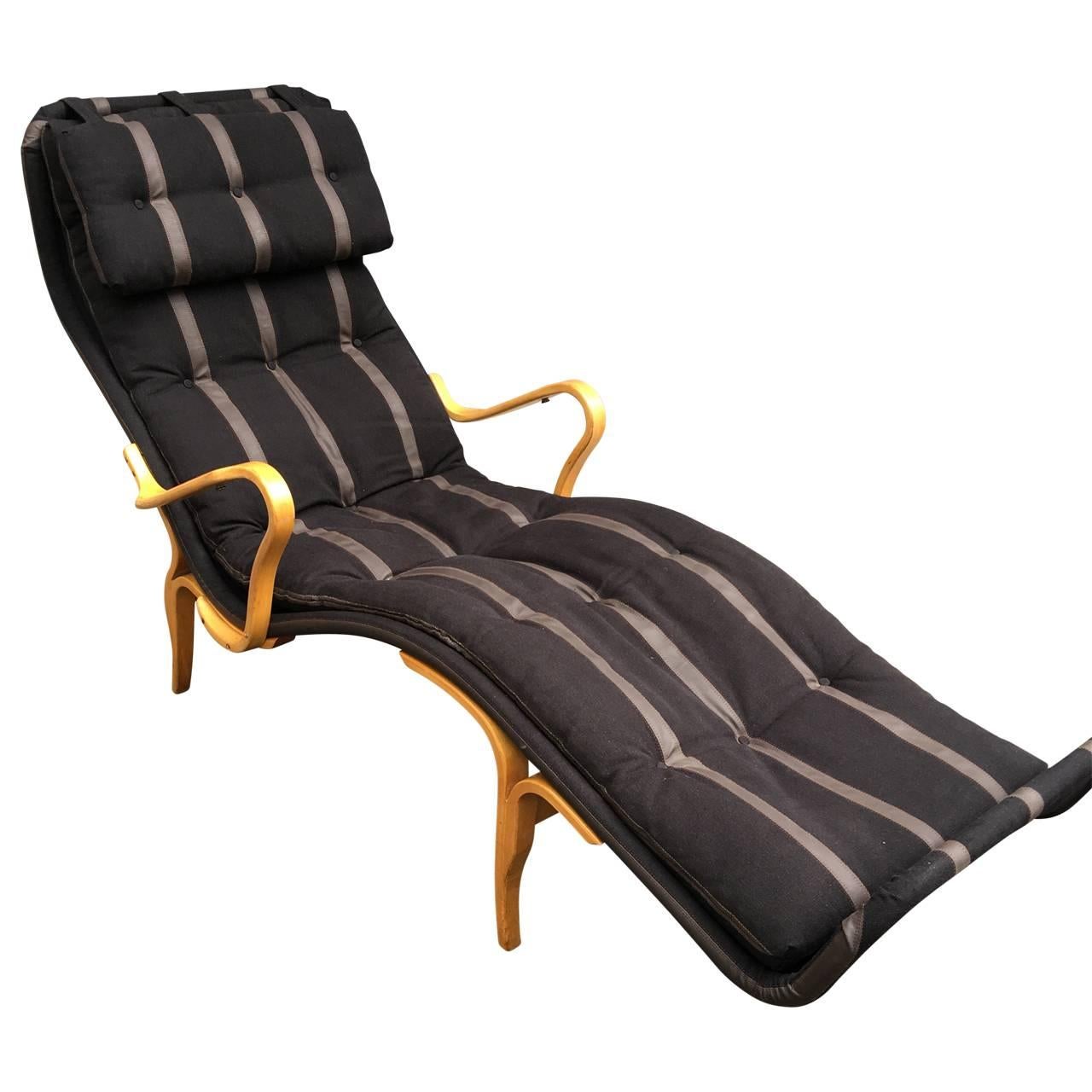 Authentic and original Bruno Mathsson longue, upholstered in black custom-made linen and leather with head pillow.
Signed Bruno Mathsson by DUX.