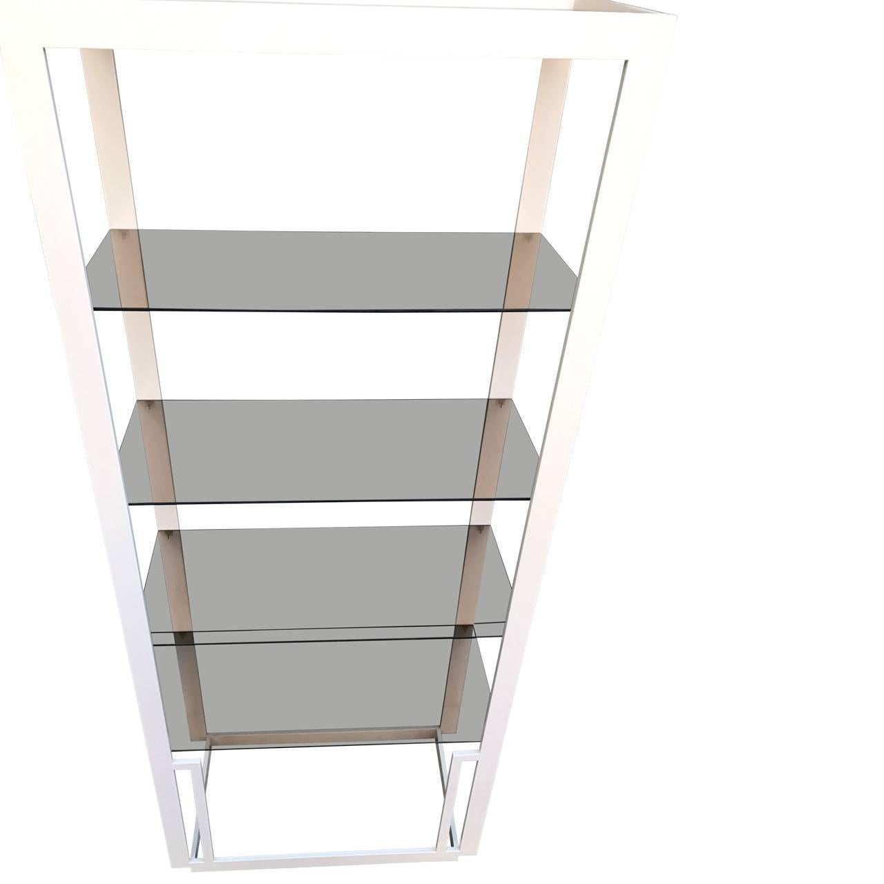 Moderne Etagere aus Messing, weiß lackiert, Mitte des Jahrhunderts (Moderne der Mitte des Jahrhunderts) im Angebot