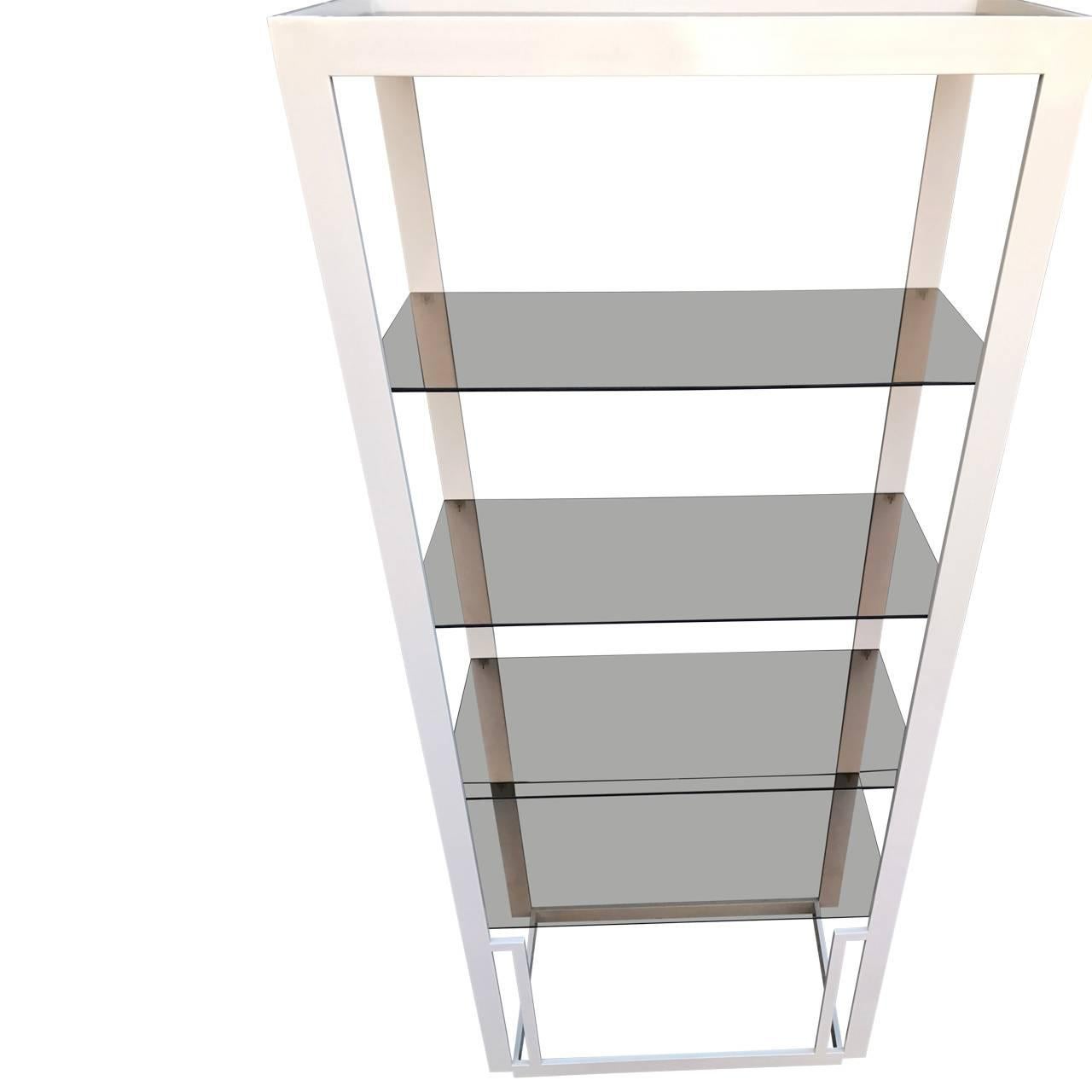 Moderne Etagere aus Messing, weiß lackiert, Mitte des Jahrhunderts (Pulverbeschichtet) im Angebot