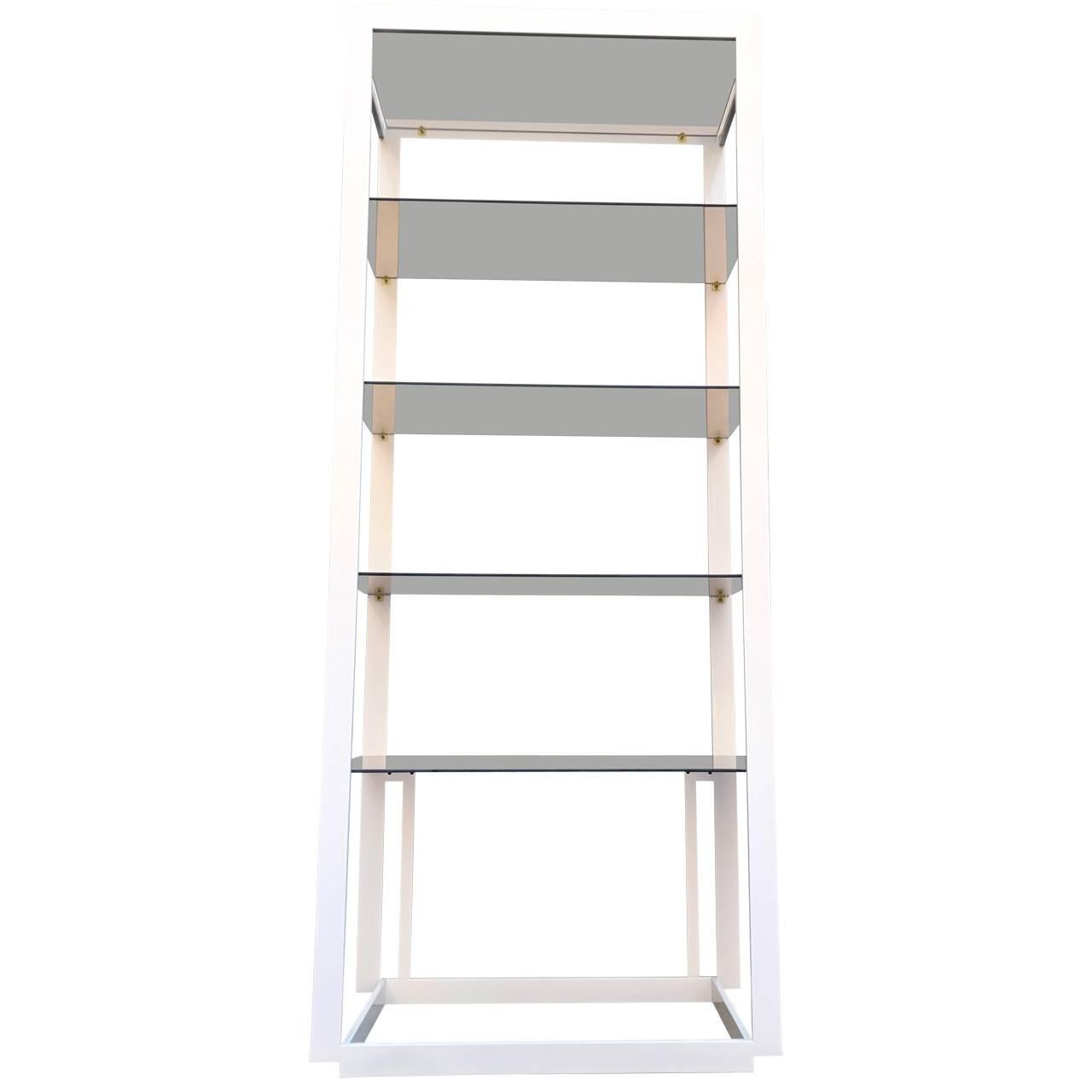 Moderne Etagere aus Messing, weiß lackiert, Mitte des Jahrhunderts (Ende des 20. Jahrhunderts) im Angebot