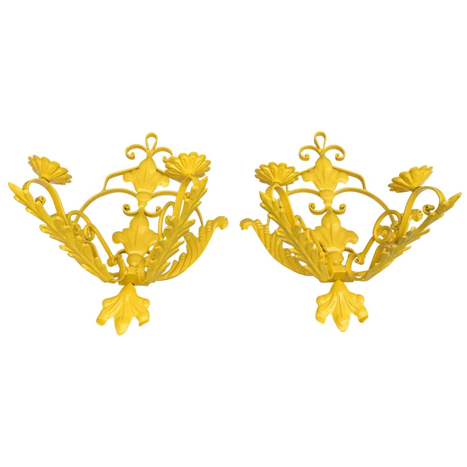 Ensemble de deux appliques en fer peint avec un revêtement en poudre jaune soleil lumineux.
Les appliques peuvent être électrifiées sur demande et moyennant un coût supplémentaire.