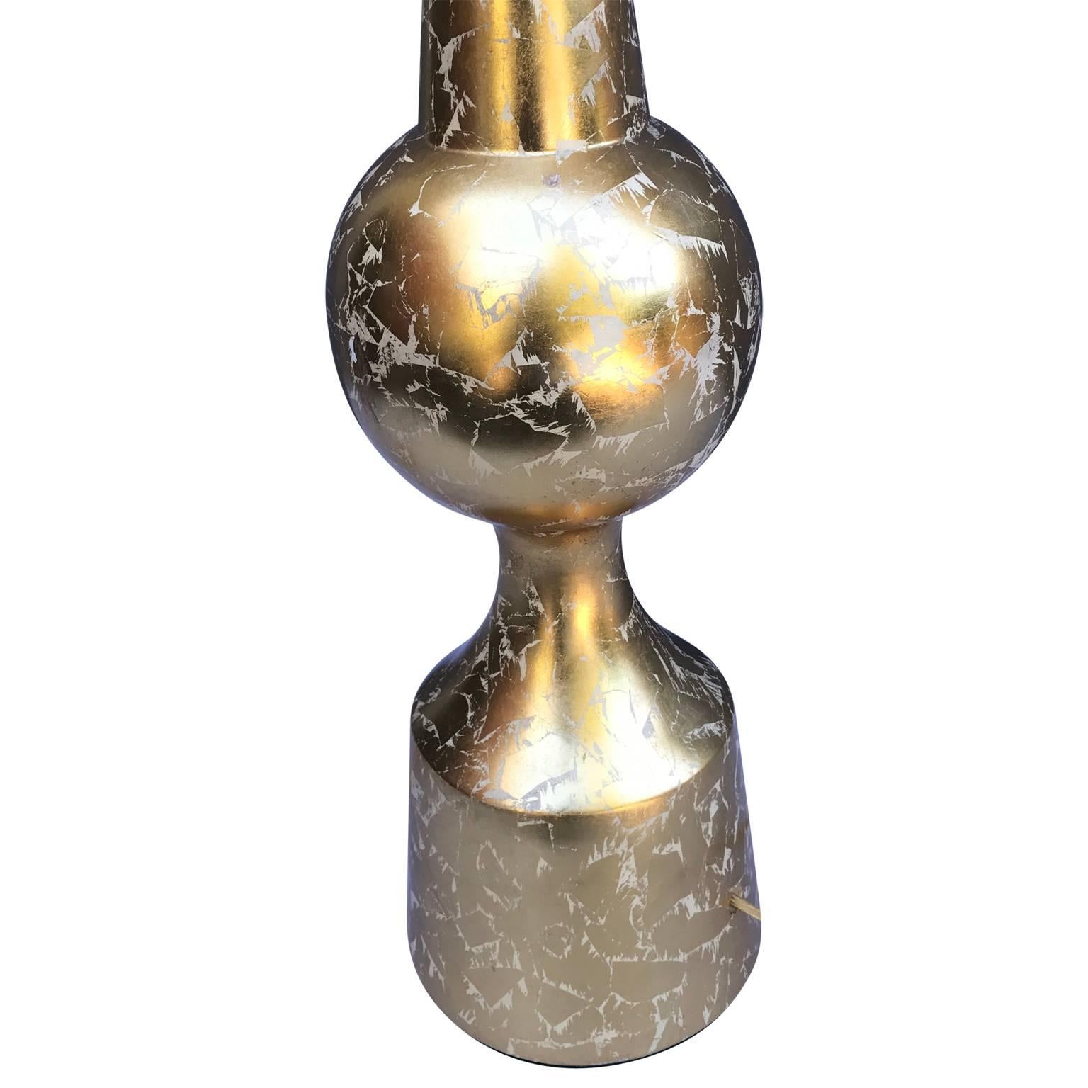 Doré Grande lampe de bureau en forme de cône décorée de feuilles d'or en vente