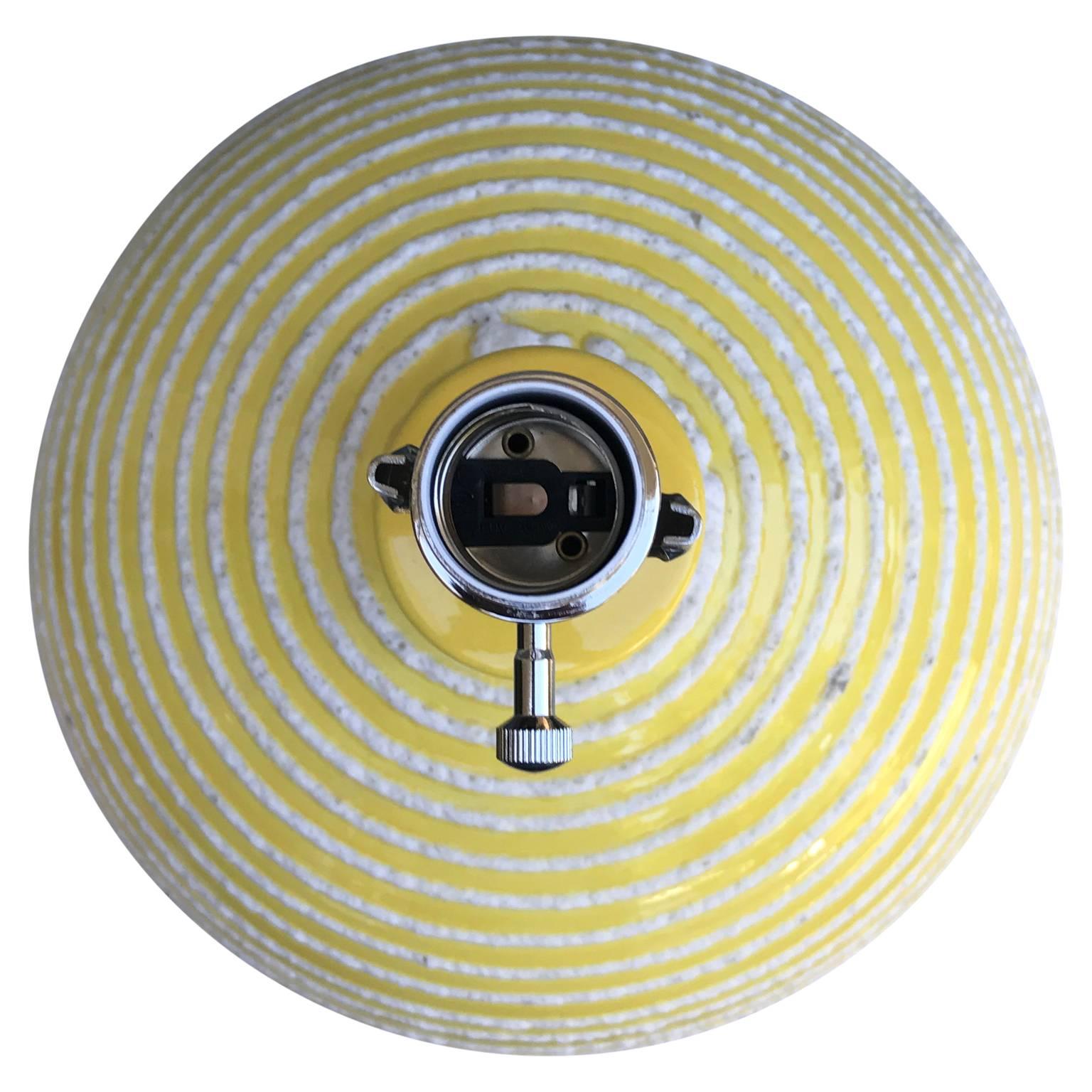 Moderne gelbe und mattierte Keramik-Tischlampe (Moderne der Mitte des Jahrhunderts) im Angebot