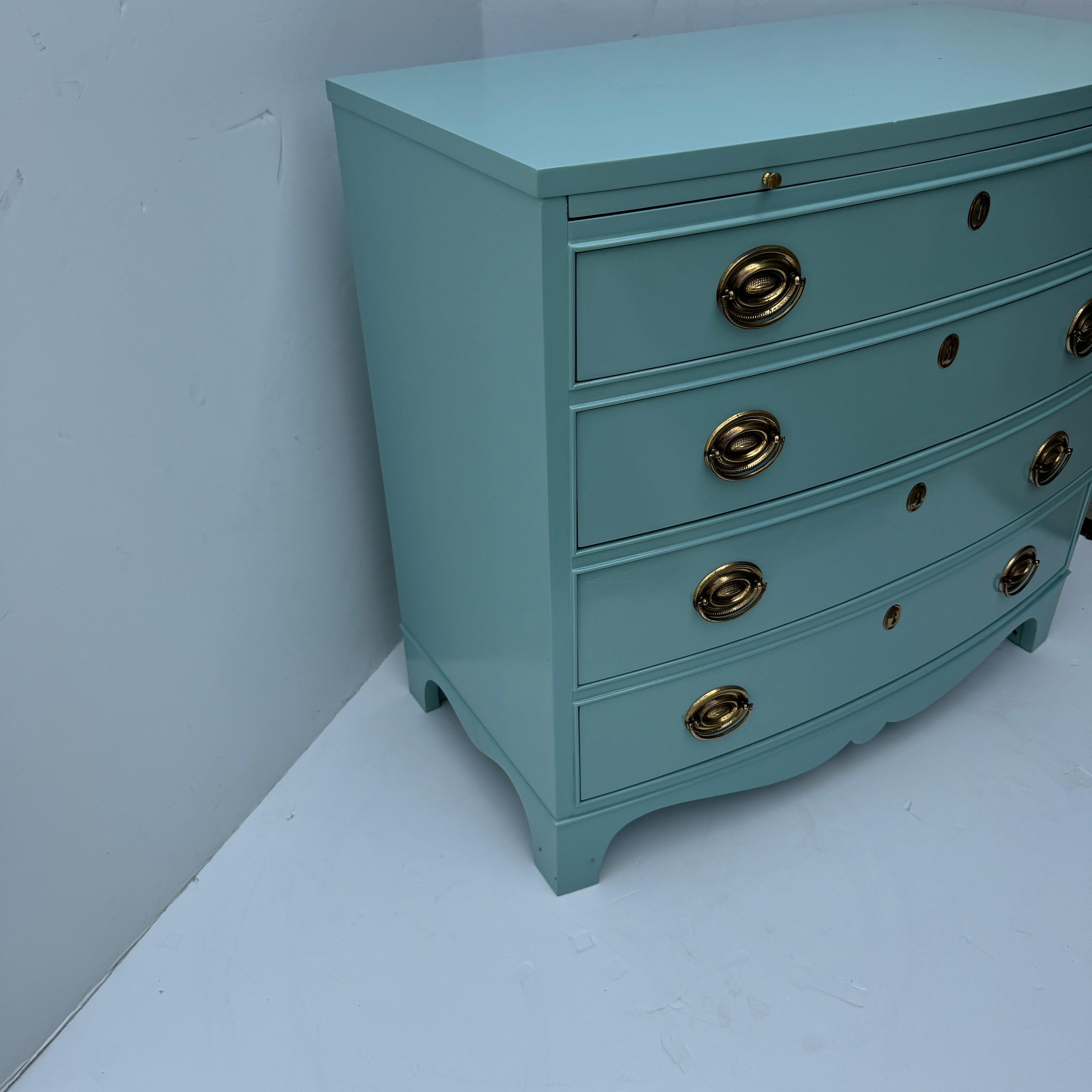 Fait main Commode de garçonne laquée à quatre tiroirs bleu pacanier en vente