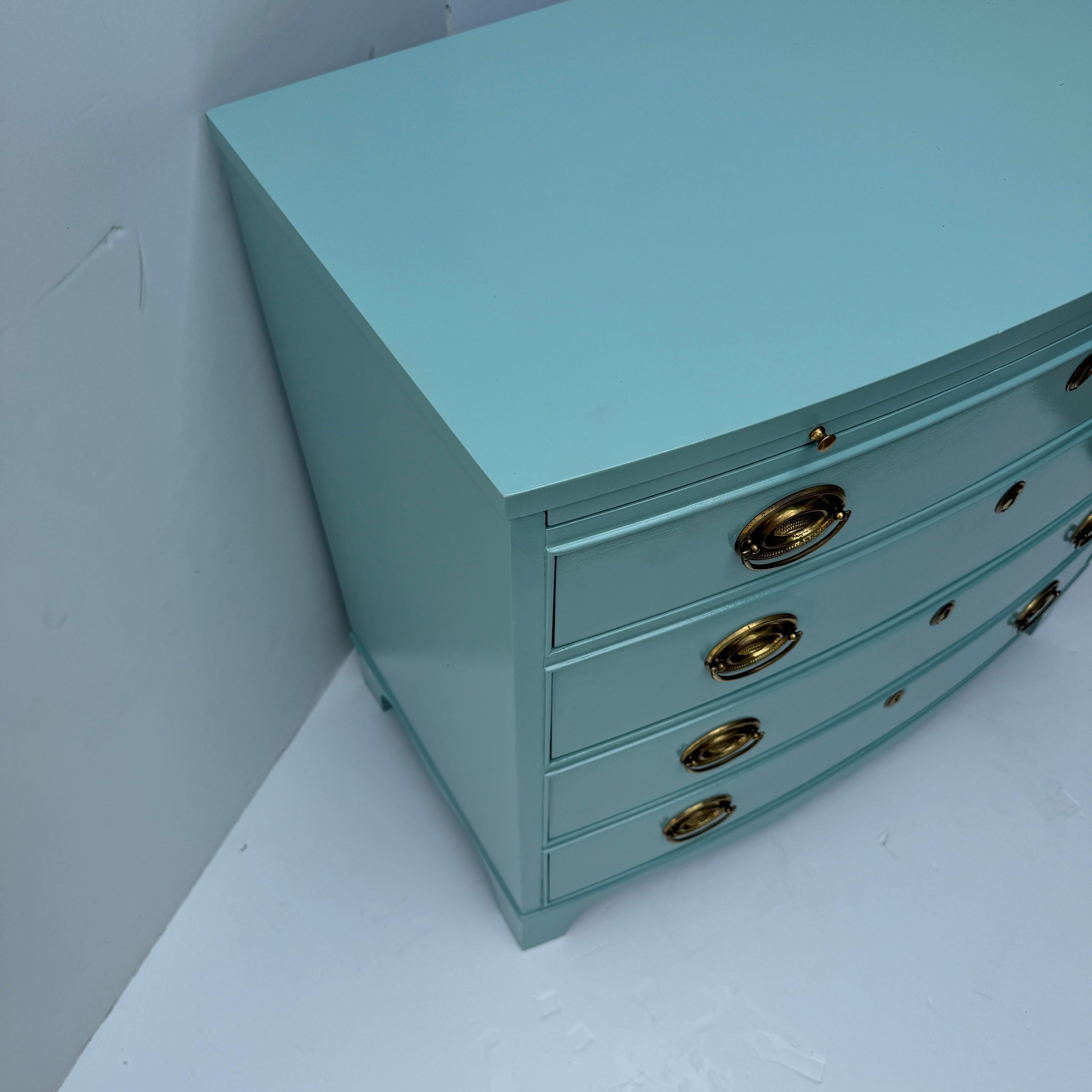 Laiton Commode de garçonne laquée à quatre tiroirs bleu pacanier en vente