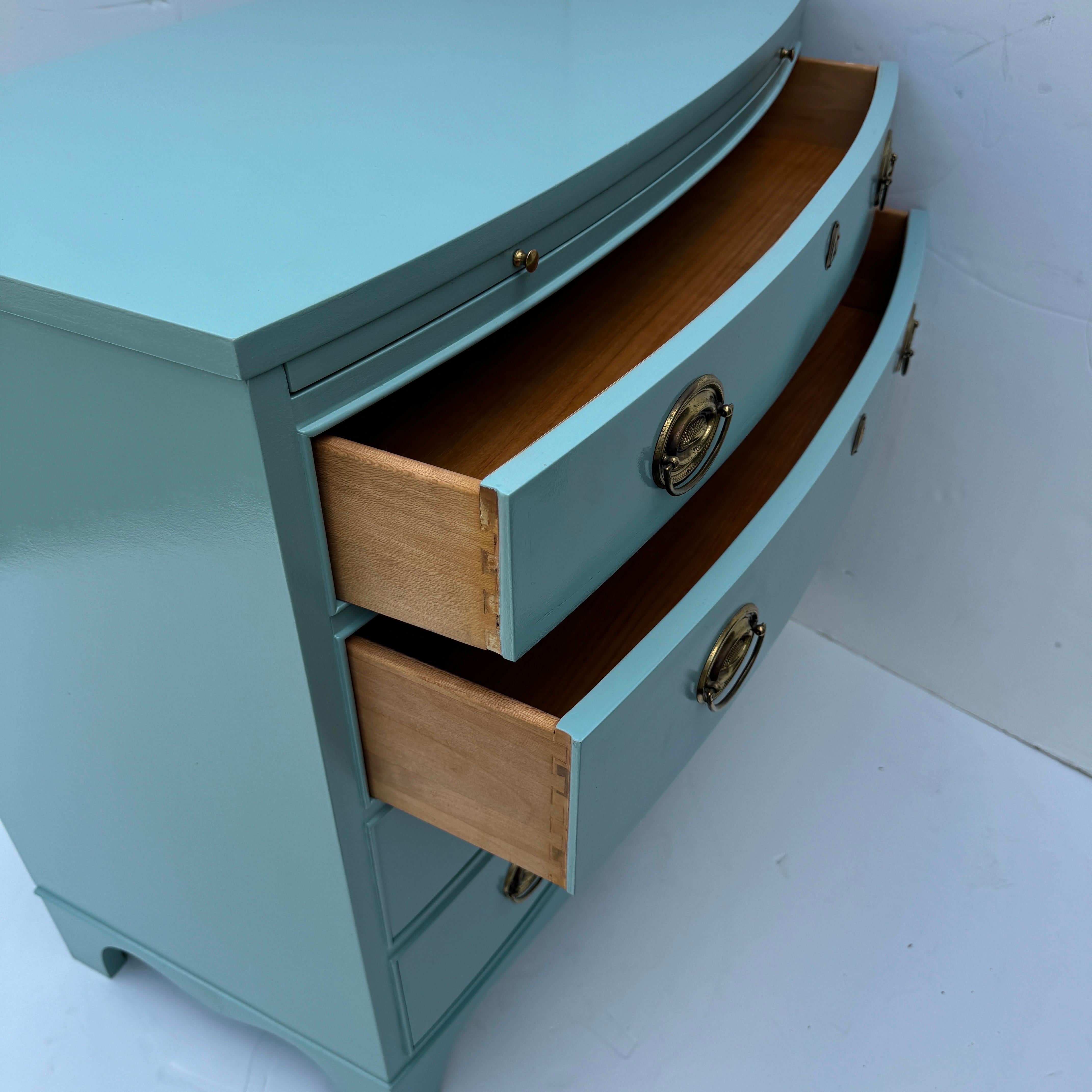 Commode de garçonne laquée à quatre tiroirs bleu pacanier en vente 6