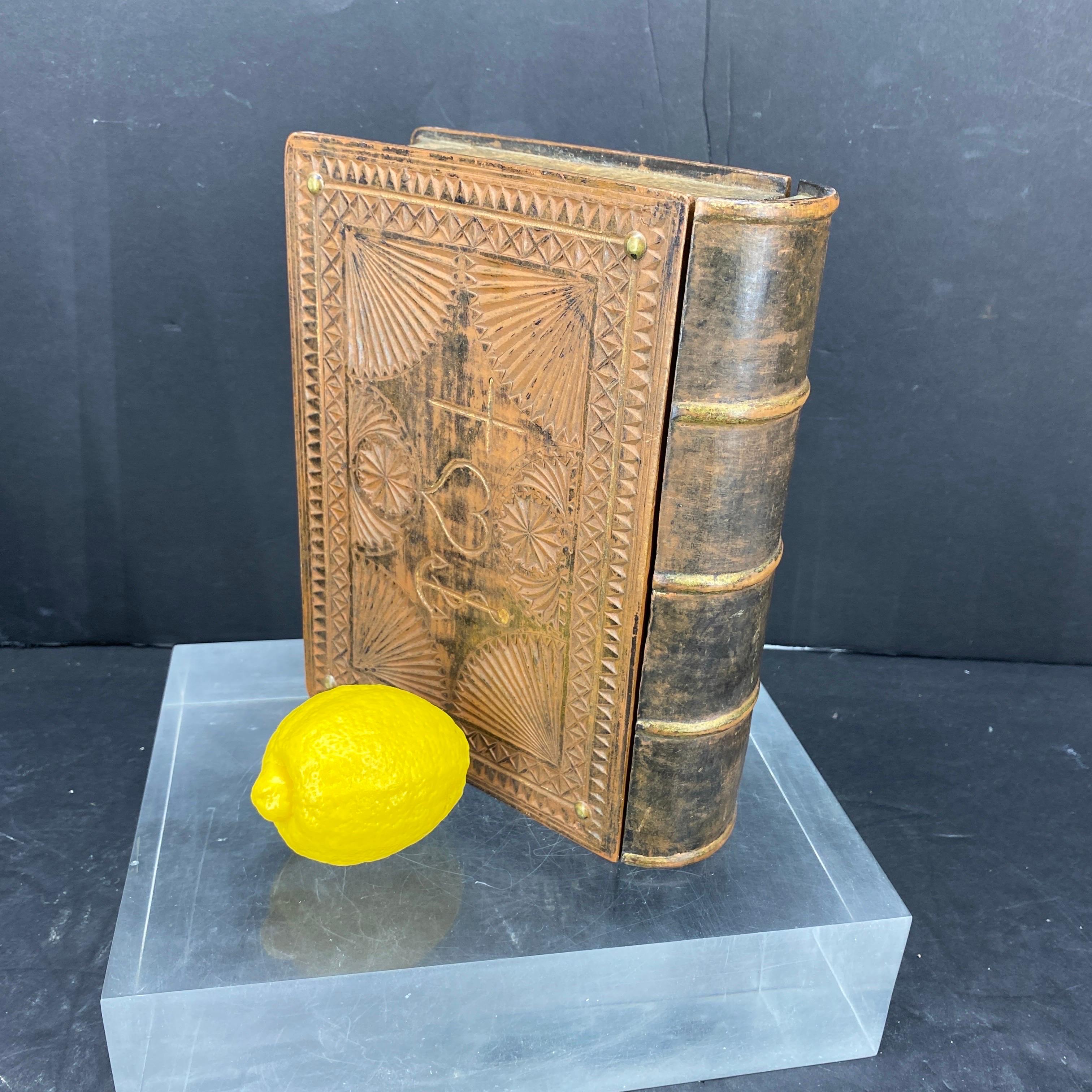 Boîte en bois du milieu du 19e siècle conçue pour ressembler à une Bible. Texte gravé avec monogramme.
Les quatre mots dans les coins sont tout à fait mignons et charmants :
Danois : 