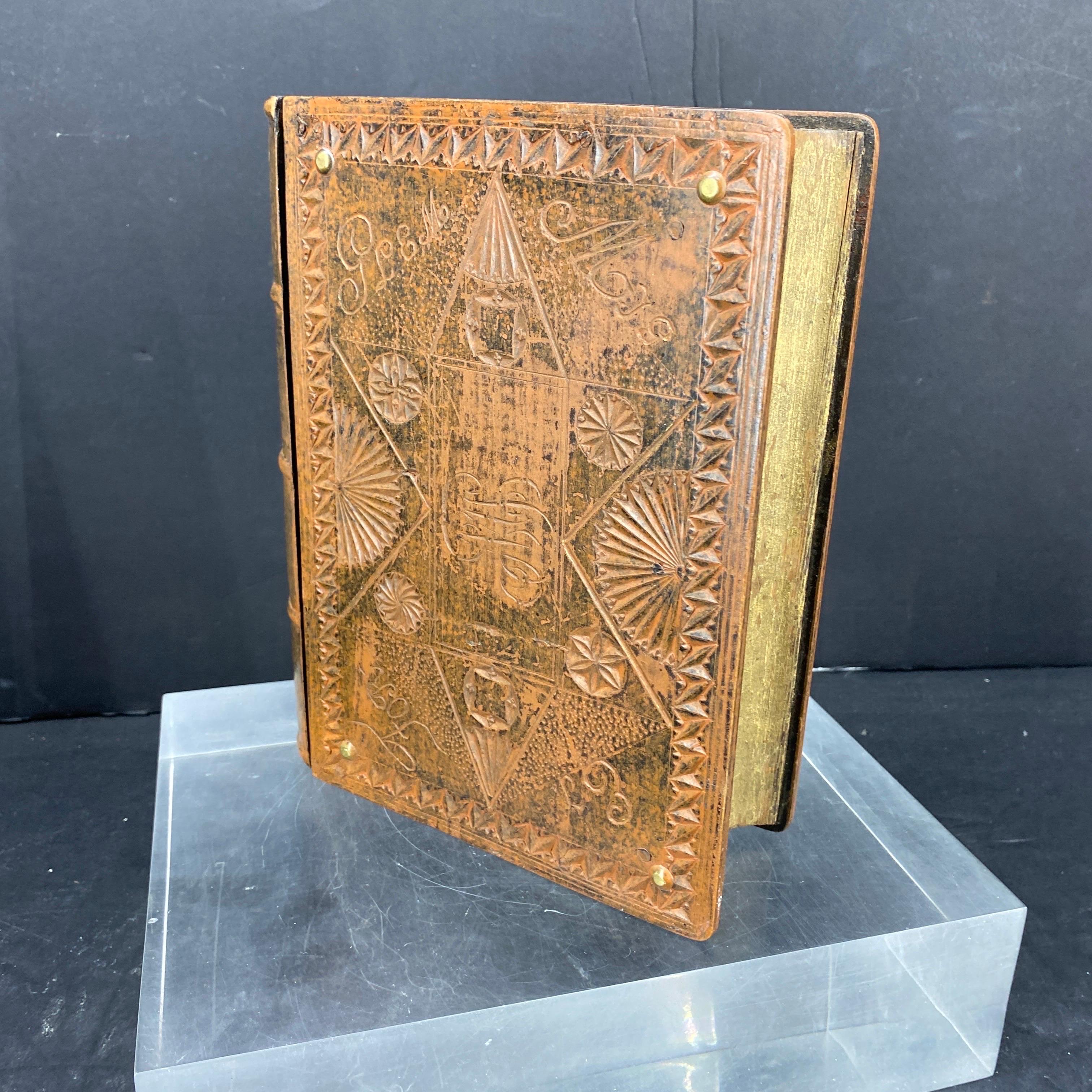 Boîte à livres d'artisanat danois en bois du XIXe siècle « Forget Me Not » (Ne m'oublie pas) en vente 9