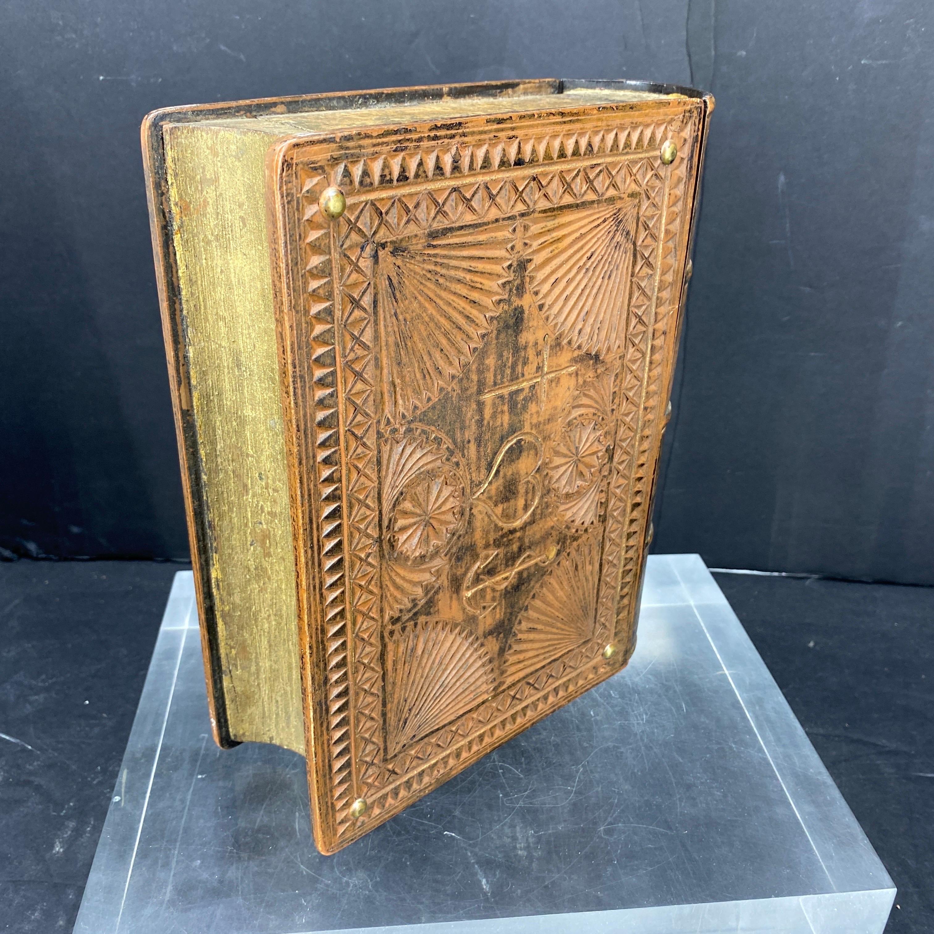 Boîte à livres d'artisanat danois en bois du XIXe siècle « Forget Me Not » (Ne m'oublie pas) en vente 10