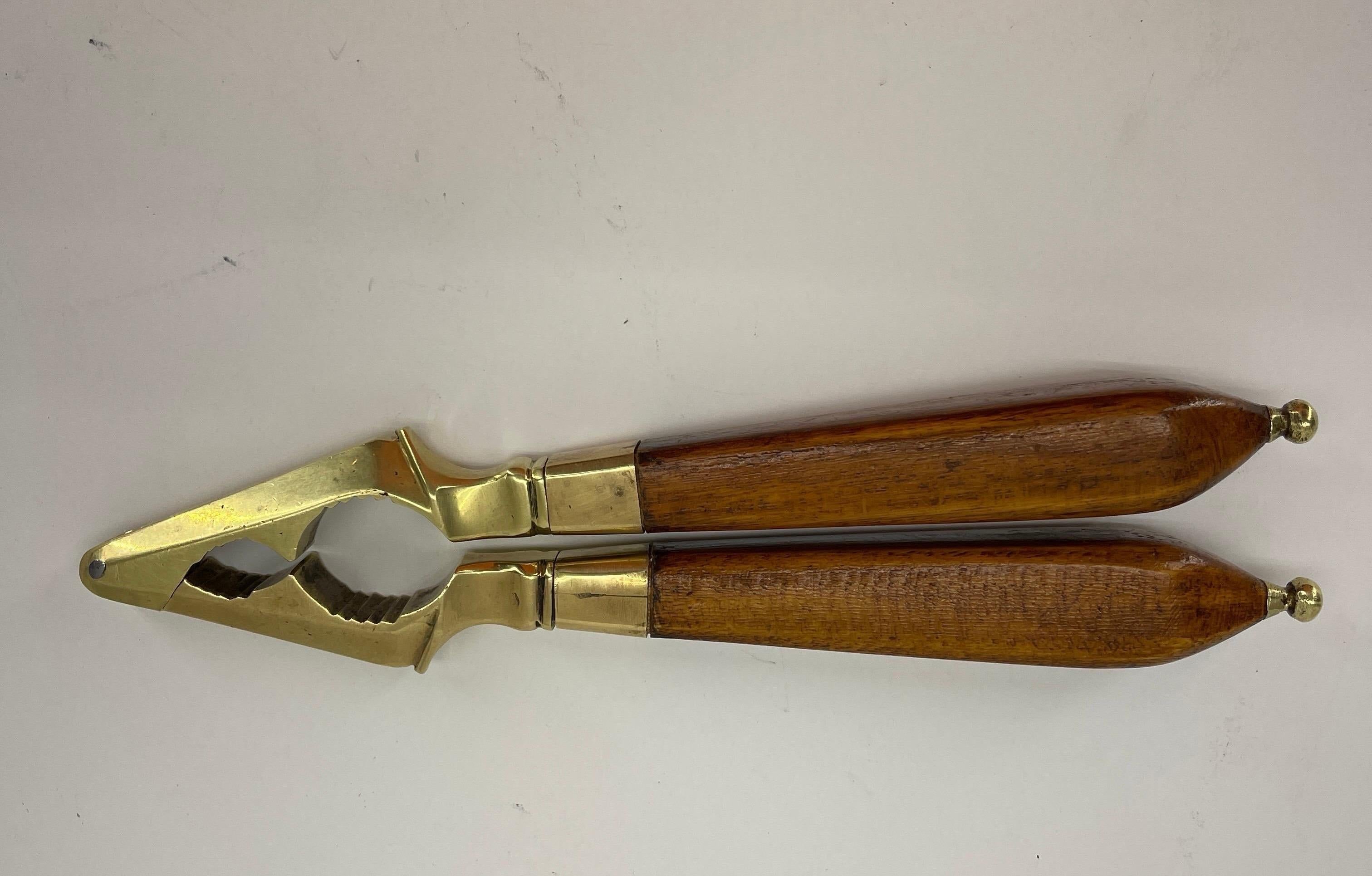 XVIII secolo Schiaccianoci scandinavo del 18° secolo in ottone con manici in legno in vendita