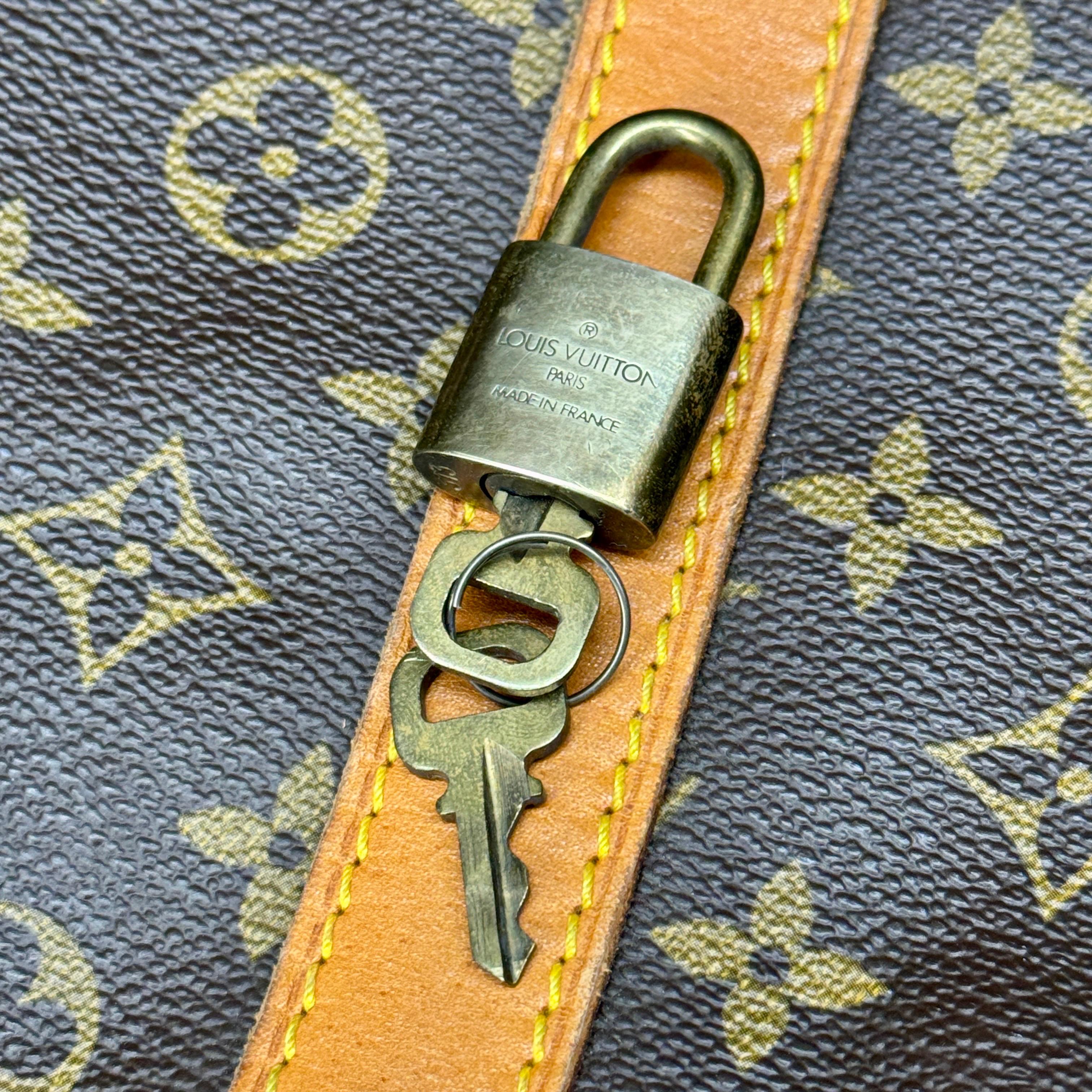 LOUIS VUITTON Monogram Keepall 55 Tote Bag with Luggage Tag For Sale 9